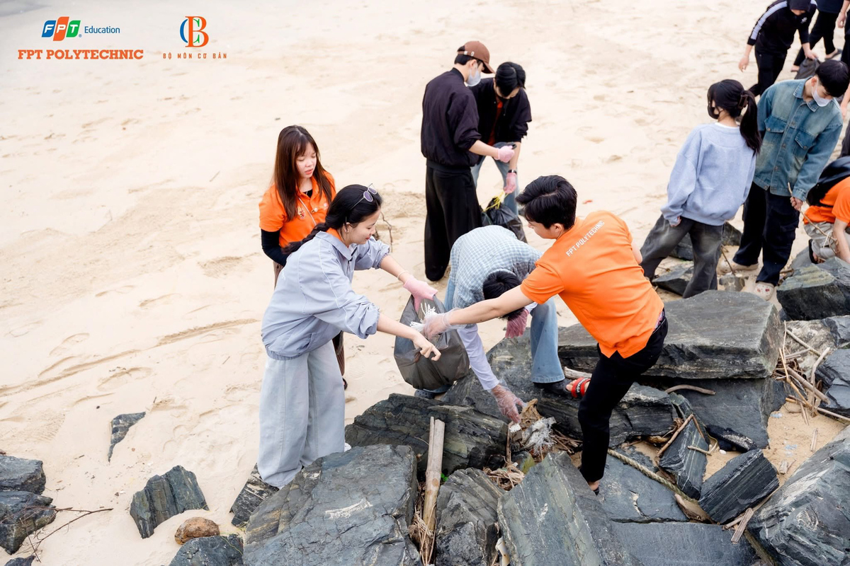 <p class="Normal"> Từng chai nhựa, túi nilon, mảnh xốp hay rác sinh hoạt bị sóng biển cuốn dạt vào bờ được sinh viên cẩn thận nhặt lên. Những hành động lặng lẽ nhưng bền bỉ ấy góp phần trả lại vẻ sạch đẹp cho bãi biển.</p>