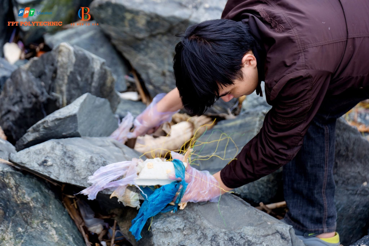 <p class="Normal"> Rác sau khi thu gom được phân loại thành rác tái chế và rác nguy hại. Qua hoạt động này, sinh viên có cơ hội hiểu rõ hơn về vòng đời của rác thải và tầm quan trọng của việc phân loại từ nguồn.</p>