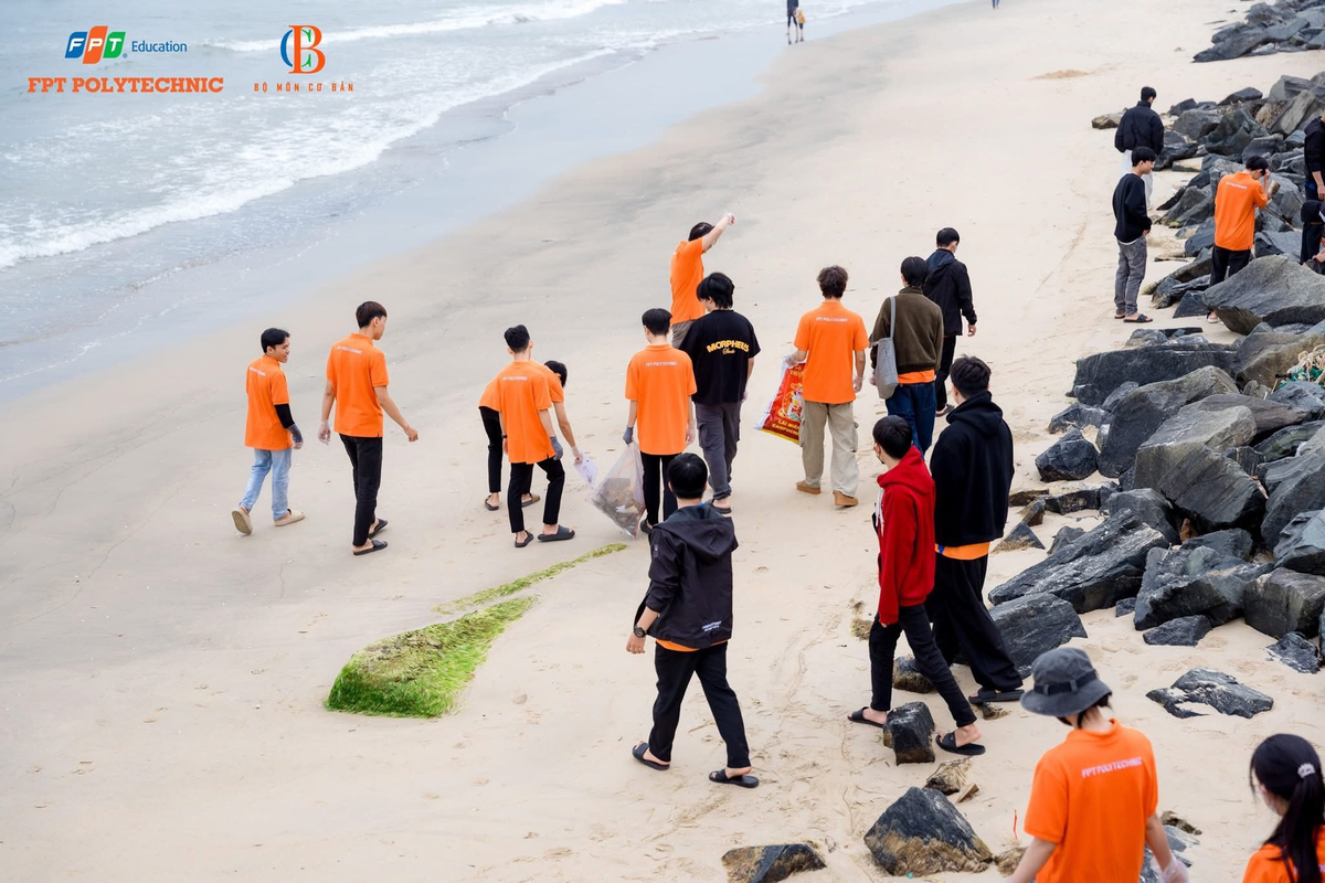 <p class="Normal"> Trong lúc làm việc, thầy và trò trao đổi, chia sẻ về những tác động lâu dài của rác thải đối với môi trường biển, sức khỏe con người và sự phát triển bền vững, những bài học không dễ cảm nhận nếu chỉ học qua lý thuyết.</p>