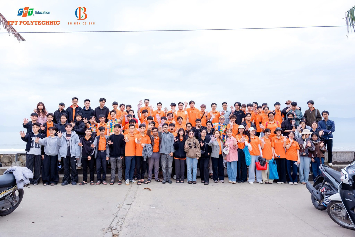 <p class="Normal"> Đây là hoạt động trong khuôn khổ chương trình thiện nguyện “Hành trình xanh và nhân ái” với sự tham gia của thầy và trò FPT Polytechnic Đà Nẵng, chia thành các nhóm nhỏ và phân công khu vực cụ thể để tiến hành thu gom rác thải dọc bãi biển.</p>