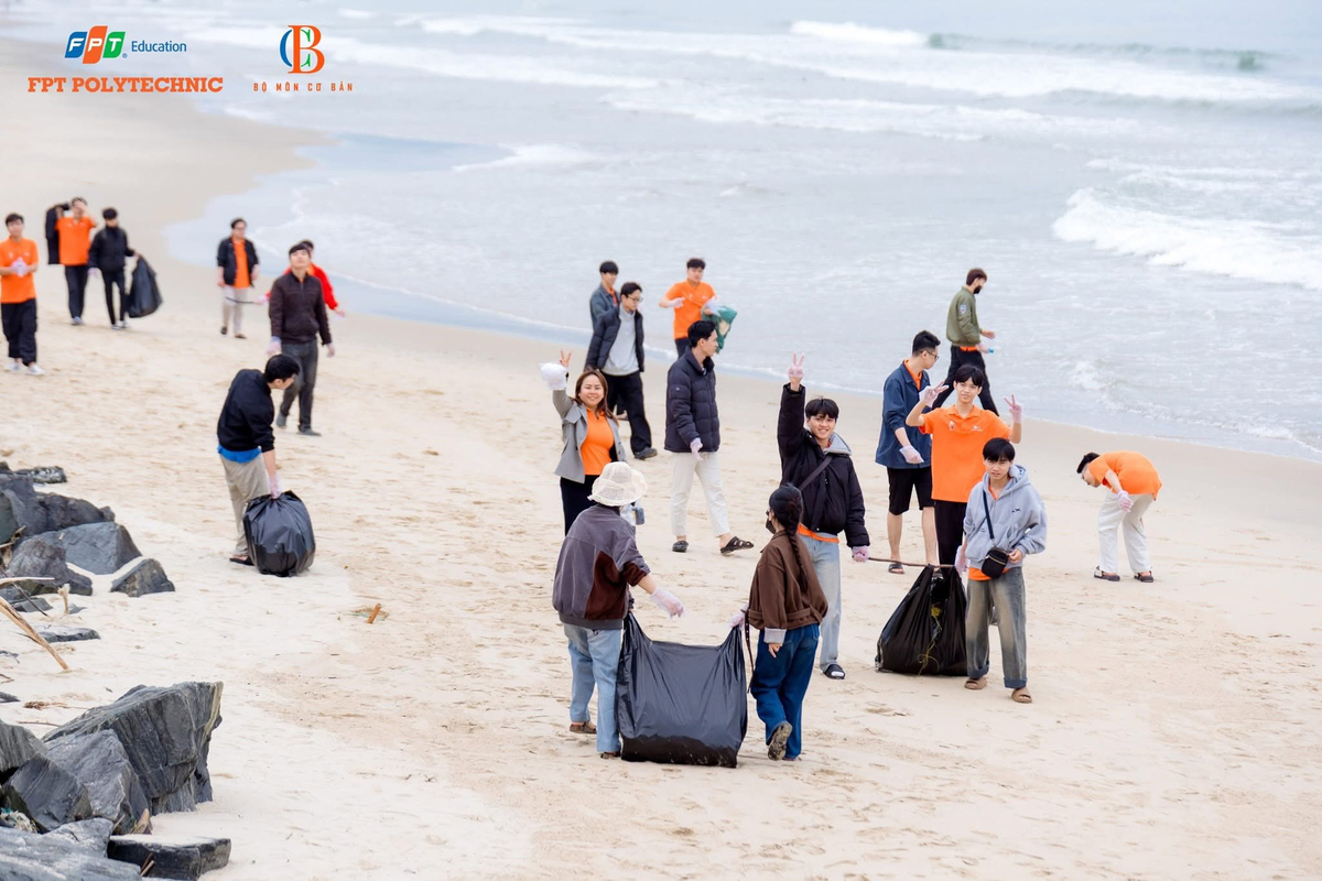<p class="Normal"> Không chỉ là một hoạt động bảo vệ môi trường, việc nhặt rác bãi biển Nguyễn Tất Thành đã trở thành dấu ấn đẹp của “Hành trình xanh và nhân ái” - nơi thầy trò nhà FPT cùng học, cùng làm và cùng lan tỏa những giá trị sống xanh trong hành trình học tập và trưởng thành.</p>