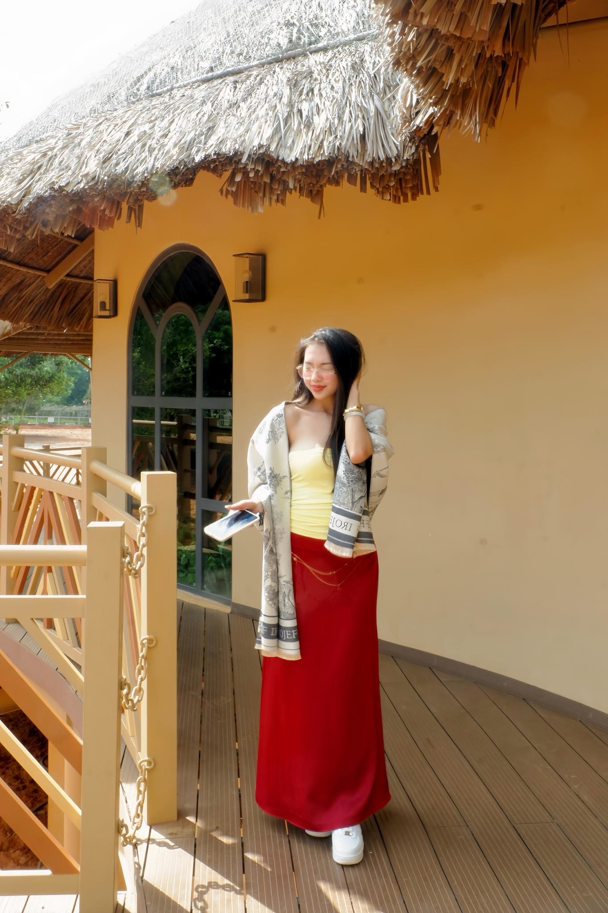 <p class="Normal" dir="ltr" style="text-align:justify;"> Bước sang năm 2026, Mai Huỳnh Sương đặt mục tiêu tiếp tục "nâng tầm" bản thân cả về nghiệp vụ lẫn kỹ năng mềm. Không chỉ dừng lại ở việc duy trì chất lượng phục vụ, cô mong muốn xử lý các tình huống phát sinh linh hoạt hơn để chạm đến sự hài lòng cao nhất của khách hàng.</p> <p class="Normal" dir="ltr" style="text-align:justify;"> Song song với công việc, cô mong muốn có thể thử thách mình trong những vai trò mới và tích cực tham gia các hoạt động nội bộ nhà “Cáo”. Việc cân bằng giữa cuộc sống và công việc qua các thói quen thể thao lành mạnh cũng là ưu tiên của Sương.</p>