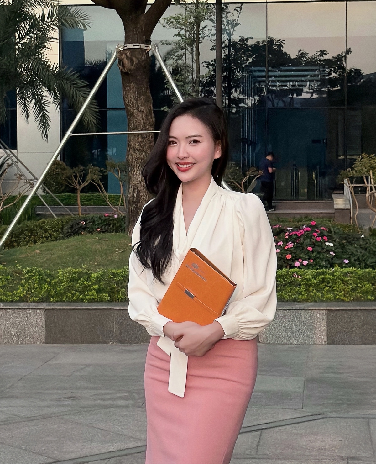 <p class="Normal" style="text-align:justify;"> Theo Uyên, "đặc sản" hút khách nhất của nhà "Cáo" chính là cơ hội được làm thật. Ở đây, nhân viên không chỉ học lý thuyết mà được va chạm sớm và nhìn thấy kết quả mình tạo ra.</p>