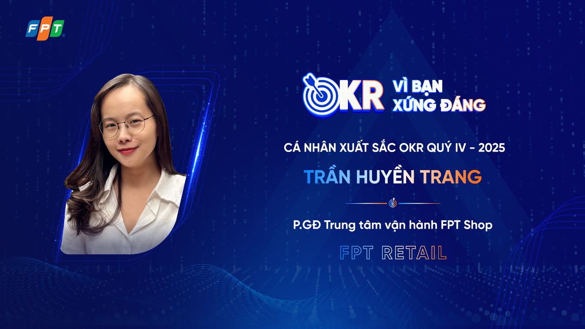 <p class="Normal"> <strong>Trần Huyền Trang, Phó Giám đốc Trung tâm Vận hành chuỗi FPT Shop &lpar;nhà Bán lẻ&rpar;</strong> nhận trọng trách triển khai các chương trình trọng điểm trong quý IV đạt 100% kế hoạch, tập trung vào việc giới thiệu và bán thành công các sản phẩm mới &lpar;NPI&rpar;, các sản phẩm gia dụng điện máy &lpar;GDDM&rpar; thông minh. Ngoài ra, một mục tiêu thách thức khác là 100% cửa hàng có kênh Facebook hoặc Tiktok, với lượng truy cập &lpar;traffic&rpar; đạt 20 triệu mỗi tháng. Mỗi mục tiêu đều có “ngưỡng cũ” thấp hơn đáng kể, khiến yêu cầu tăng tốc trong thời gian ngắn trở nên khó.</p> <p class="Normal"> Trong bối cảnh đó, kết quả của Trang cho thấy khả năng “đẩy hệ thống” theo cách có tổ chức. Kết thúc đợt NPI, tỷ lệ bán kèm bảo hành đạt 54% và bán kèm sim đạt 37%, đóng góp vào tăng trưởng lãi gộp. Ở mảng GDDM thông minh, Camera FPT, Robot và ổ điện thông minh đều đạt mức tăng trưởng ấn tượng 2 con số. Với traffic, page shop đạt đỉnh 20,3 triệu vào tháng 9 và bắt đầu xuất hiện những video triệu view đầu tiên.</p> <p class="Normal"> Điểm đáng nói là cách triển khai của Trang là xây dựng thành công các “hạt nhân thực thi” mạnh. “Biệt đội Tinh Anh” gồm 60 quản lý và chuyên gia kỹ thuật giỏi nhất được kích hoạt với 2 nhiệm vụ rõ: kiến tạo và hỗ trợ. Nhóm này xây dựng kịch bản khai thác bán kèm tối đa, hiến kế xử lý điểm nghẽn NPI các năm trước, đồng thời trở thành cánh tay nối dài triển khai chính sách từ Ban lãnh đạo, kèm cặp và giám sát các shop trong vùng quản lý.</p>