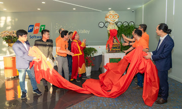 Anh Bùi Quang Ngọc tặng tượng Cuder cho Phần mềm FPT Quy Nhơn