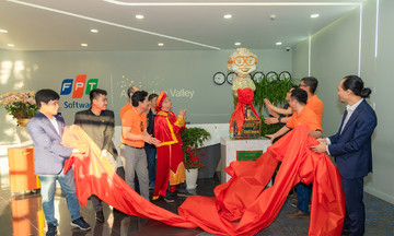 Anh Bùi Quang Ngọc tặng tượng Cuder cho Phần mềm FPT Quy Nhơn