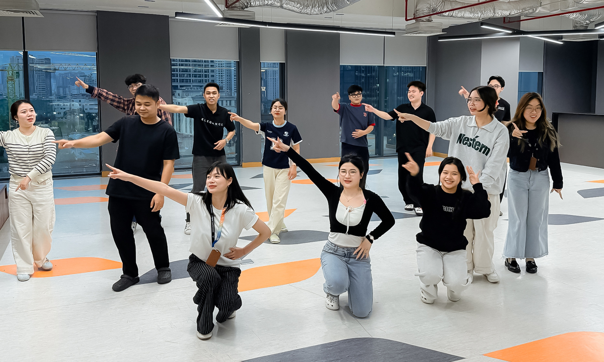 <p class="Normal" style="text-align:justify;"> Với FPT Smart Cloud, chị Nguyễn Ngọc Long Linh, cán bộ Văn hóa & Đoàn thể, tiết lộ, đơn vị sẽ mang đến một chú Rắn trẻ trung và linh hoạt với thông điệp "Công nghệ kết tinh - Rắn rỏi vươn mình". Gian hàng mang cái tên "lầy lội" là "Tiệm Xà Lơ" nhưng lại bán những mặt hàng nông sản rất mộc mạc và thân thiện. Tiết mục văn nghệ "Người Ép Pi Tị" của đơn vị sẽ là nơi công nghệ và văn hóa truyền thống được kết hợp đầy bất ngờ.</p>