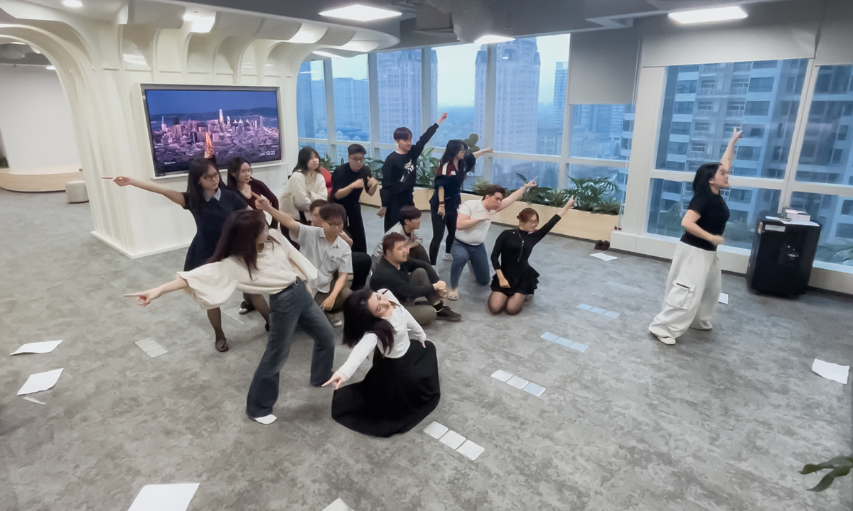 <p class="Normal" style="text-align:justify;"> Rút kinh nghiệm những năm trước bị "vét sạch" đồ ăn quá sớm, năm nay nhà FPT IS đã chuẩn bị số lượng dồi dào các món đặc sản "hương vị quen thuộc" &lpar;dự kiến là thịt dê tái chanh, xào lăn...&rpar;. Không chỉ no bụng, khách tham quan còn được "đã tai" với tiết mục Rap cực chất từ 2 rapper "cây nhà lá vườn", hứa hẹn khuấy đảo sân khấu Hội làng.</p>