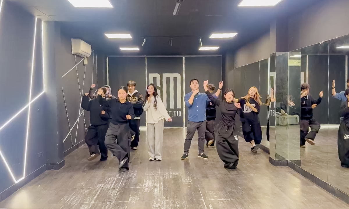 <p class="Normal" style="text-align:justify;"> Những chiến binh Bán lẻ FPT sẽ mang đến sân FPT Tower hình tượng một gia đình Hổ đầy sức mạnh. Chị Phạm Thị Kiều Ánh, cán bộ Văn hóa & Đoàn thể, bật mí câu chuyện đầy cảm hứng trong tiết mục dự thi: "Trong khu rừng FPT, 'Hổ mẹ' Bán lẻ tự hào với hai 'Hổ con' dũng mãnh là FPT Long Châu và FPT Shop. Mỗi chú hổ trấn giữ một lĩnh vực nhưng luôn đồng hành để mang lại cuộc sống tốt đẹp hơn". Gian hàng của nhà Bán lẻ hứa hẹn sẽ là nơi "tụ khí" dũng mãnh nhất hội.</p>