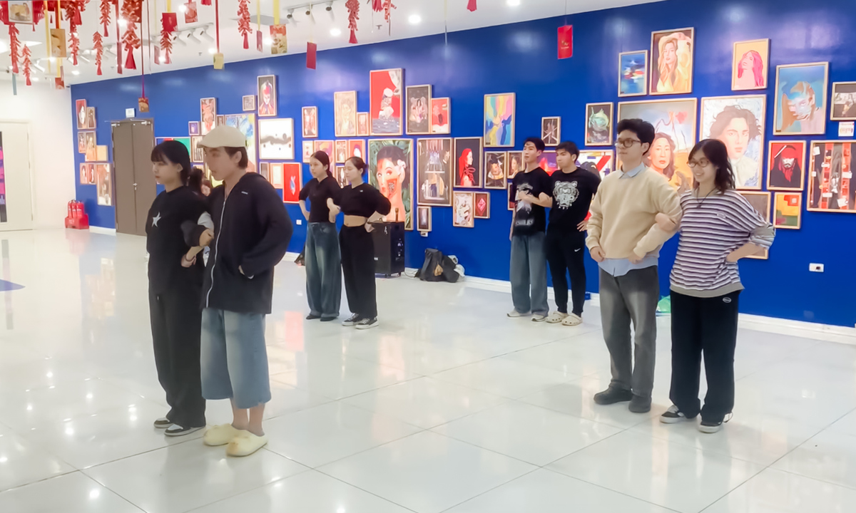 <p class="Normal" style="text-align:justify;"> Sự kết hợp thú vị giữa Giáo dục trong hình tượng con Dậu và SENDO với hình tượng Hợi tạo nên concept "Kê minh thư trúc". Chị Nguyễn Thị Hồng Hạnh, cán bộ Văn hóa & Đoàn thể SENDO, tiết lộ, gian hàng Liên quân sẽ được bài trí đậm chất dân gian với câu vè hóm hỉnh: "Con gà cục tác lá chanh - Con lợn ủn ỉn mua hành cho tôi". Đây sẽ là nơi tôn vinh tinh thần "học hết sức, ăn hết mình" của liên quân mới mẻ này.</p>