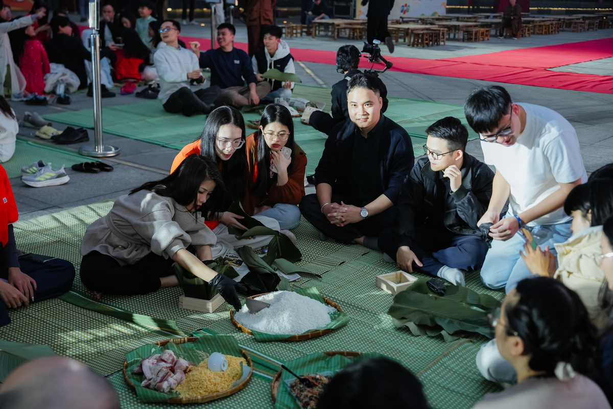 <p class="Normal" style="text-align:justify;"> Chẳng cần đợi hiệu lệnh khai cuộc, tinh thần “máu chiến” của người FPT đã hừng hực ngay từ phút đầu. Các đội tuyển bánh chưng các đơn vị đã có mặt từ rất sớm, tranh thủ check-in trước khi sắn tay gói bánh. Đứng trước thử thách gói bánh chưng, ai nấy đều tỏ ra hào hứng, sẵn sàng “lên khuôn” những siêu phẩm để đời.</p>