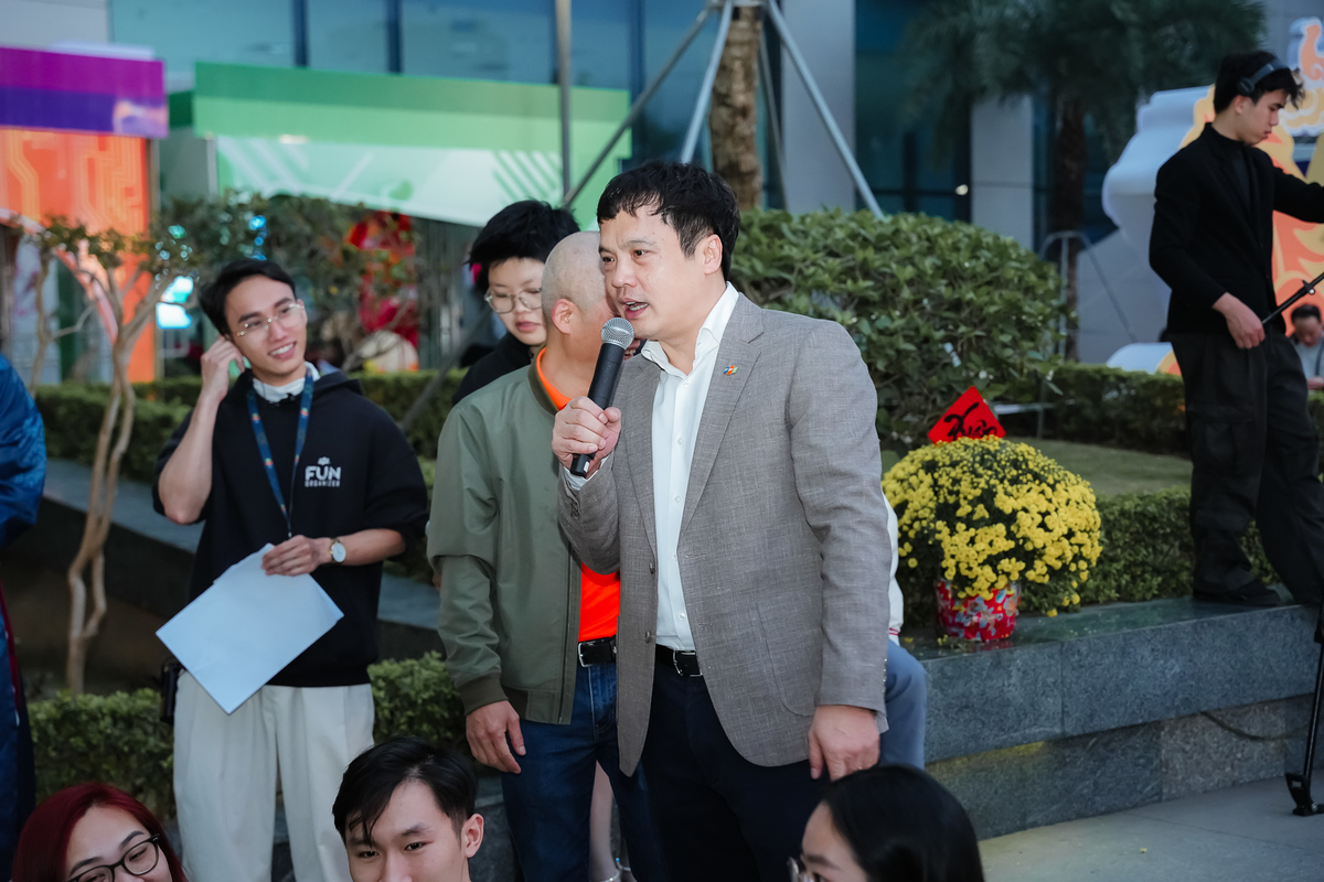 <p class="Normal" style="text-align:justify;"> Người FPT “làm ngay không nói nhiều”, chưa cần nghệ nhân kịp hướng dẫn chi tiết, các đội tuyển đã thoăn thoắt bắt tay vào việc. Từ gấp lá, đong gạo, rải đỗ đến chèn thịt, mọi công đoạn được thực hiện với tốc độ đáng kinh ngạc.</p> <p class="Normal" style="text-align:justify;"> Tổng Giám đốc FPT Nguyễn Văn Khoa cùng nhạc sĩ Trương Quý Hải đã trực tiếp đi một vòng “thị sát” tay nghề của các đơn vị. Chỉ cần nhìn thoáng qua, anh Khoa đã “bắt bệnh” ngay những thao tác còn lúng túng của các nghệ nhân không chuyên.</p>