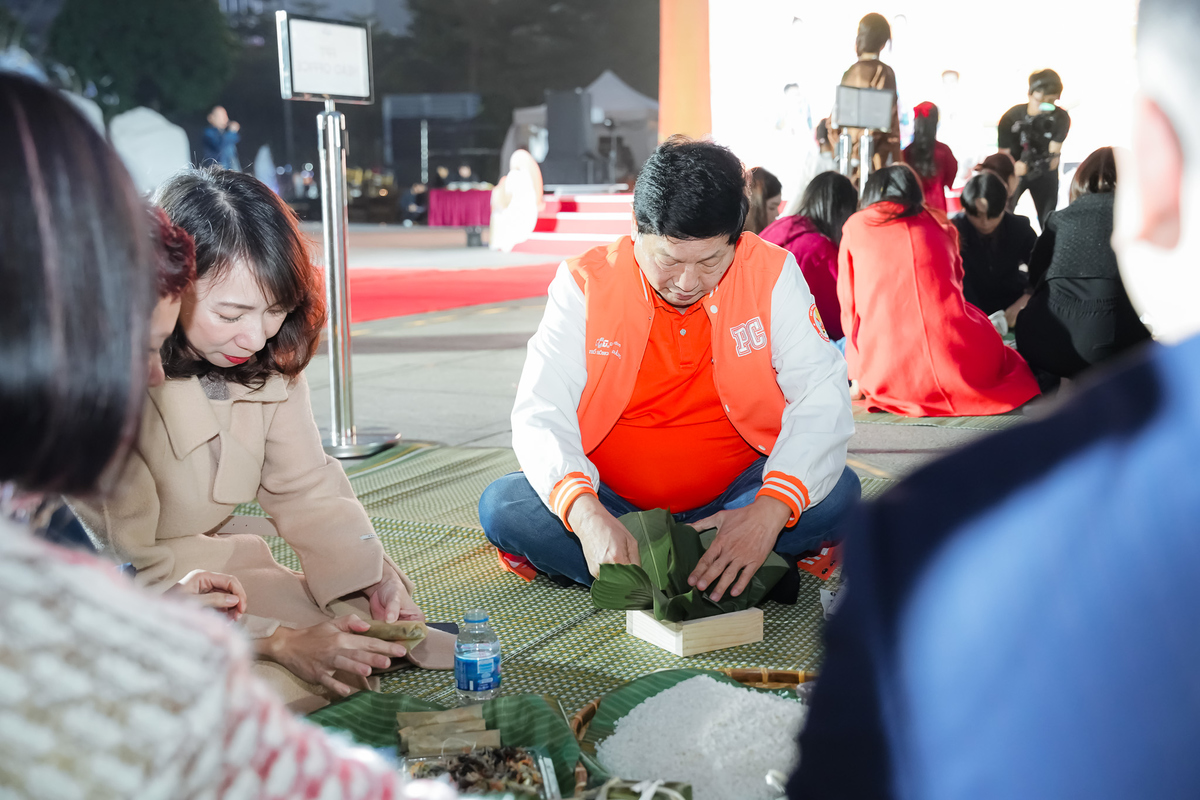 <p class="Normal" style="text-align:justify;"> Khoảng cách giữa lãnh đạo và nhân viên hoàn toàn bị xóa nhòa bên những chiếu bánh chưng. Chủ tịch FPT Trương Gia Bình cùng các lãnh đạo Tập đoàn đã trực tiếp ngồi xuống, tỉ mẩn gấp từng mép lá, buộc từng chiếc lạt cùng anh em.</p> <p class="Normal" style="text-align:justify;"> Trong khi đó, Phó Chủ tịch Bùi Quang Ngọc cùng Tổng giám đốc Nguyễn Văn Khoa và thành viên Lục viện FPT Nguyễn Duy Hưng lại có màn thị sát, chấm điểm các “siêu phẩm” bánh chưng của người FPT.</p>