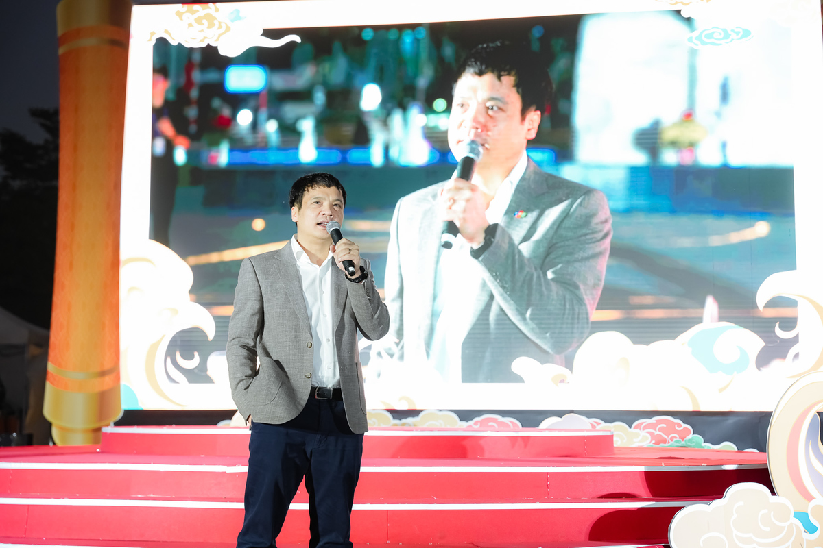 <p class="Normal" style="text-align:justify;"> Phát biểu khai mạc đêm hội, Tổng giám đốc FPT Nguyễn Văn Khoa đã có những chia sẻ đầy xúc động về sự giao thoa giữa công nghệ và truyền thống.</p> <p class="Normal" style="text-align:justify;"> “FPT đang ở trong kỷ nguyên của AI, nhưng AI không thể gói được bánh chưng, hoặc có gói cũng không thể ngon bằng chúng ta làm. Bởi trong chiếc bánh hôm nay có cảm xúc, tình yêu và sự hân hoan, thứ mà công nghệ dù mạnh đến đâu cũng không thay thế được”, anh nói.</p> <p class="Normal" style="text-align:justify;"> Anh nhấn mạnh, dù vươn ra toàn cầu, người FPT vẫn luôn trân trọng gốc gác và gìn giữ những nét văn hóa cổ truyền của dân tộc.</p>