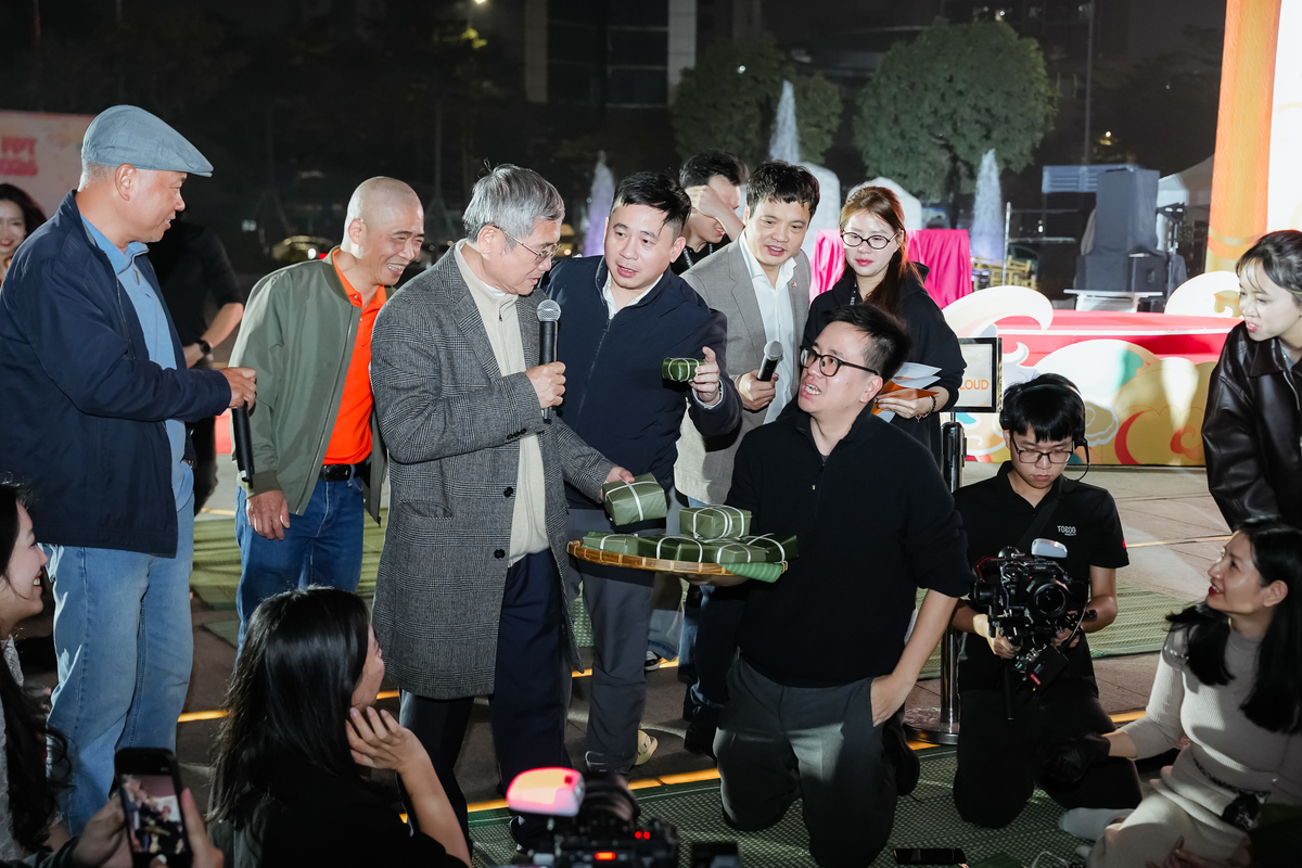 <p class="Normal" style="text-align:justify;"> Phần “highlight” bùng nổ nhất đêm hội chính là màn bình phẩm sản phẩm đầy tính “chuyên môn” của Phó Chủ tịch Bùi Quang Ngọc. Dưới con mắt của "giám khảo khó tính", chiếc bánh của FPT HO bị ví von là "hình lập phương"; bánh của FPT Smart Cloud lại vuông vức đến mức như "có AI can thiệp"; còn Giáo dục FPT lại có bánh chưng đủ mọi cỡ, tượng trưng cho các bậc đào tạo tại đơn vị này.</p> <p class="Normal" style="text-align:justify;"> Đặc biệt, đội Synnex FPT xuất sắc giành 9,5 điểm nhờ xếp bánh hình chữ T điệu nghệ, trong khi Viễn thông FPT cũng ẵm trọn điểm cao nhờ sáng tạo buộc bánh thành cặp bánh chưng, cùng những chiếc “bánh mềm, bánh cứng” tạo nên sự đa dạng thú vị cho mâm cỗ nhà F.</p> <p>  </p>