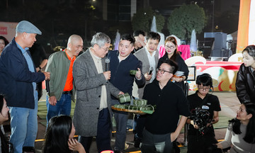 Người FPT quây quần cùng gói bánh, rán nem, chuẩn bị lễ vật tế Trời Đất ngày Hội làng