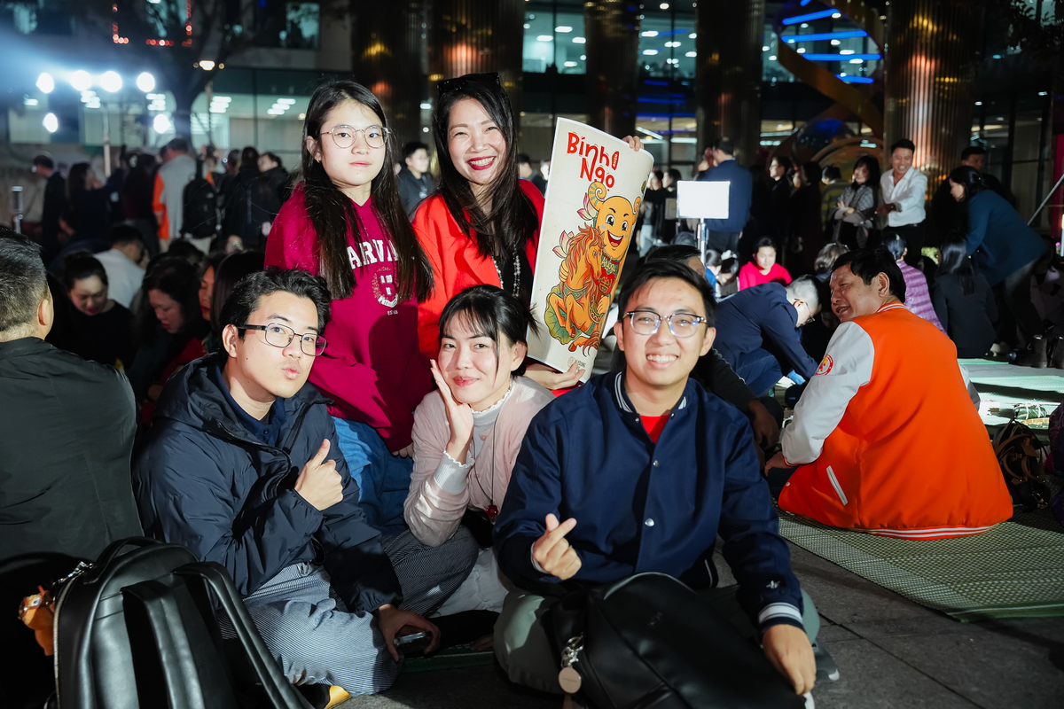 <p class="Normal" style="text-align:justify;"> Lần đầu tiên tham gia Hội làng, anh Trần Thiên Quý, nhà Giáo dục FPT, không giấu được sự choáng ngợp trước không khí rộn ràng của người nhà F. "Mặc dù thời tiết Hà Nội khá lạnh, nhưng sự ấm cúng và háo hức của mọi người đã xua tan tất cả", anh Quý chia sẻ.</p> <p class="Normal" style="text-align:justify;"> Tự tay tham gia gói bánh cùng đồng nghiệp, anh Quý hài hước thừa nhận những "tác phẩm" đầu tay có thể chưa vuông vức, chưa đẹp mắt, nhưng giá trị nằm ở những trải nghiệm tuyệt vời và sự gắn kết tình đồng nghiệp. Với anh, Đêm Lang Liêu không chỉ là một sự kiện, mà là món quà tinh thần quý giá mà BTC dành tặng người FPT sau một năm làm việc vất vả, để mọi người được ngồi lại, quây quần bên nhau khi Tết đã cận kề.</p>