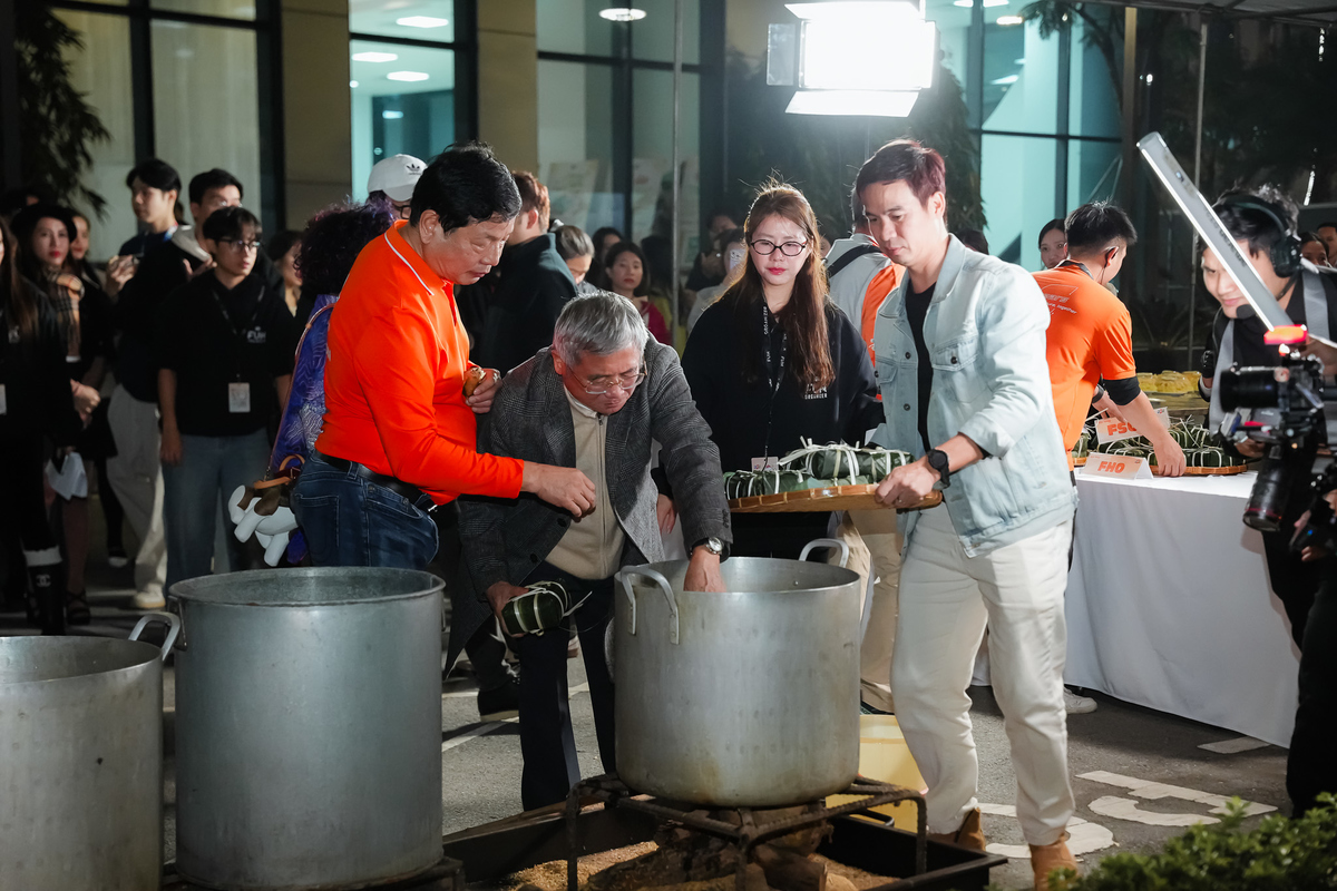 <p class="Normal" style="text-align:justify;"> Những chiếc bánh chưng “núng na núng nính” do chính tay người FPT làm ra, dù cái to cái nhỏ, cái lỏng cái chặt, nhưng đều chứa đựng sự phóng khoáng và tình cảm chân thành. Tất cả đều được chính tay Ban lãnh đạo Tập đoàn nắn nót, cẩn thận đặt vào nồi luộc bánh và thắp lửa. Đây chính là ngọn lửa ấm áp, là nét văn hóa đặc sắc gắn kết các thế hệ FPT, để cùng nhau hướng về một năm mới rực rỡ và thành công.</p>