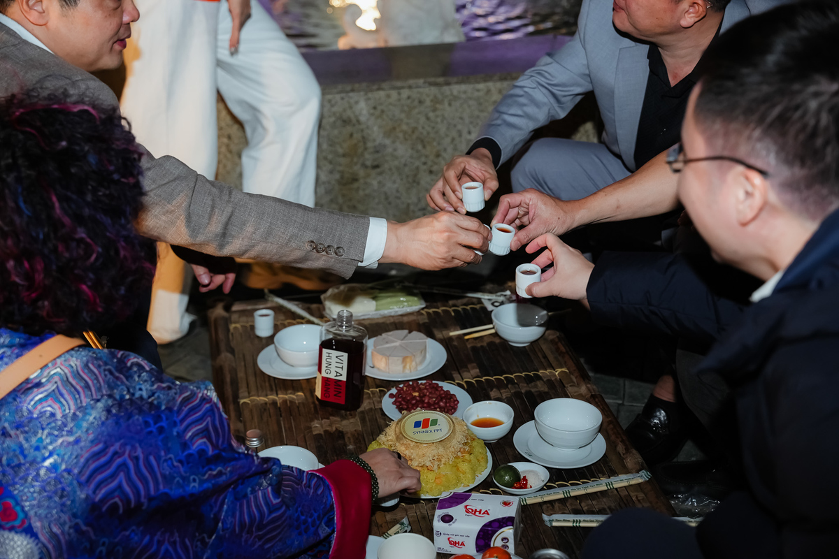 <p class="Normal" style="text-align:justify;"> Bữa tiệc STCo Night thực sự là một "đại tiệc" của tinh thần đồng đội khi mâm cỗ được ghép lại từ đặc sản của 10 đơn vị nhà F. Trong khi các "bếp trưởng" Phần mềm bưng món canh măng nóng hổi, thì anh em Synnex FPT đồ xôi dẻo thơm, còn các Giáo làng chịu trách nhiệm rót đầy những chén "tiên tửu" rượu quê nồng đượm.</p> <p class="Normal" style="text-align:justify;"> Mâm cỗ thêm phần thịnh soạn với giò lụa của nhà Bán lẻ, giò xào từ FPT Smart Cloud, thịt đông của nhà Nội dung số, nem nắm từ FPT IS, nộm của Base.vn, đĩa xào thập cẩm từ Viễn thông FPT và không thể thiếu chút dưa hành đưa vị của Sendo. Mười món ăn, mười hương vị tạo nên một bữa tiệc Hội làng đậm vị.</p>