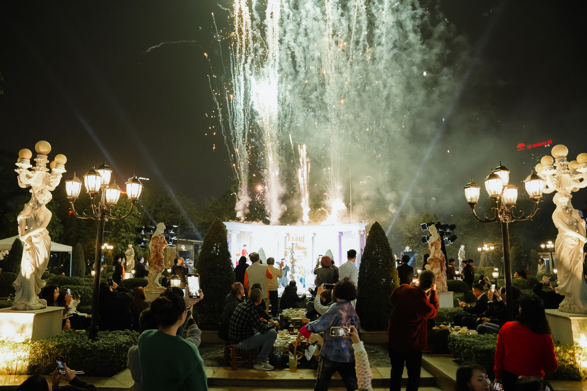 <p class="Normal" style="text-align:justify;"> Tạm biệt những bếp lửa hồng của hội gói bánh, Đêm Lang Liêu tiếp tục hành trình cảm xúc bằng không gian âm nhạc STCo Night tại Vườn Âu phía sau FPT Tower.</p> <p class="Normal" style="text-align:justify;"> Trong cái se lạnh của những ngày giáp Tết, giai điệu "Khúc Giao Mùa" vang lên qua giọng ca của nghệ sĩ Tô Thanh Hằng và Sáng Lòa như một lời chào xuân ấm áp, chính thức mở màn cho một đêm hội của sự đoàn viên và hoài niệm.</p>