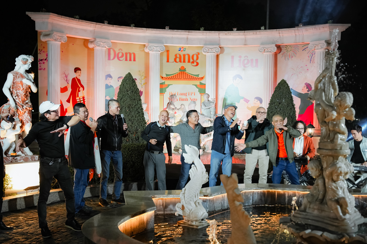 <p class="Normal" style="text-align:justify;"> Điểm nhấn xúc động nhất của đêm hội là sự xuất hiện của "Hội cựu chiến binh", gồm những "cây đa, cây đề" đã đặt những viên gạch đầu tiên cho văn hóa STCo. Sân khấu Vườn Âu như vỡ òa khi các Viện sĩ FPT cùng cất cao lời ca khúc "Đoàn FPT" bất hủ.</p> <p class="Normal" style="text-align:justify;"> Chứng kiến tinh thần rực lửa của các thế hệ đi trước, Tổng Giám đốc Nguyễn Văn Khoa đã trân trọng gửi lời mời chân tình đến "Hội cựu chiến binh", quay trở về hội ngộ FPT vào mỗi dịp Sinh nhật 13/9 hay Hội làng.</p> <p class="Normal" style="text-align:justify;"> Đáp lại giọng hát của thế hệ nghệ sĩ FPT, các CTTV lần lượt tiến lên sân khấu với những màn đối đáp STCo mang đầy tiếng cười, xóa nhòa mọi khoảng cách thế hệ.</p>