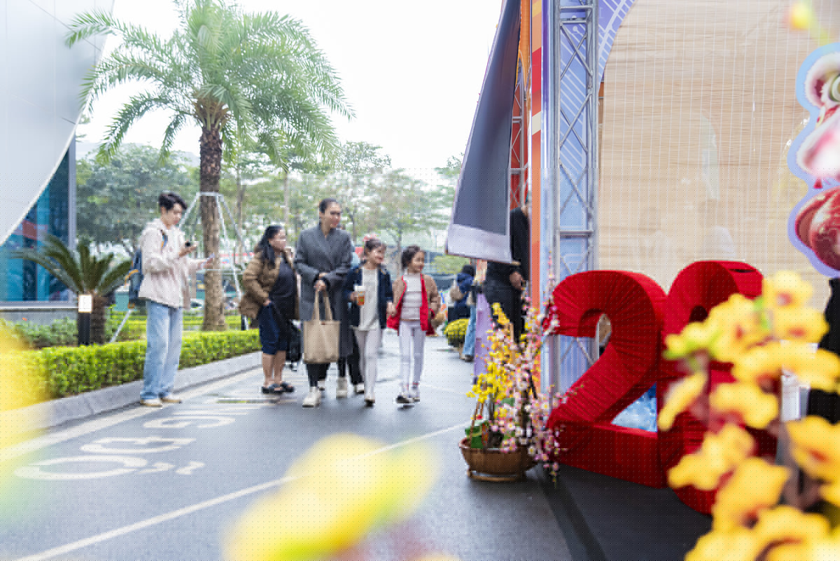 <p class="Normal" style="text-align:justify;"> Ngay từ sáng sớm, không khí tại sân làng FPT Tower đã vô cùng rộn ràng. Dòng người nô nức check-in, ai nấy đều xúng xính áo dài, háo hức xuống sân hội.</p> <p class="Normal" style="text-align:justify;"> Đặc biệt, Hội làng năm nay chào đón đông đảo các "công dân nhí" FPT Small. Các bé trong những tà áo dài rực rỡ sắc màu, tay cầm cờ hoa, ánh mắt tò mò và thích thú khi được cùng bố mẹ trải nghiệm nét văn hóa truyền thống đặc sắc nhất của nhà F.</p>