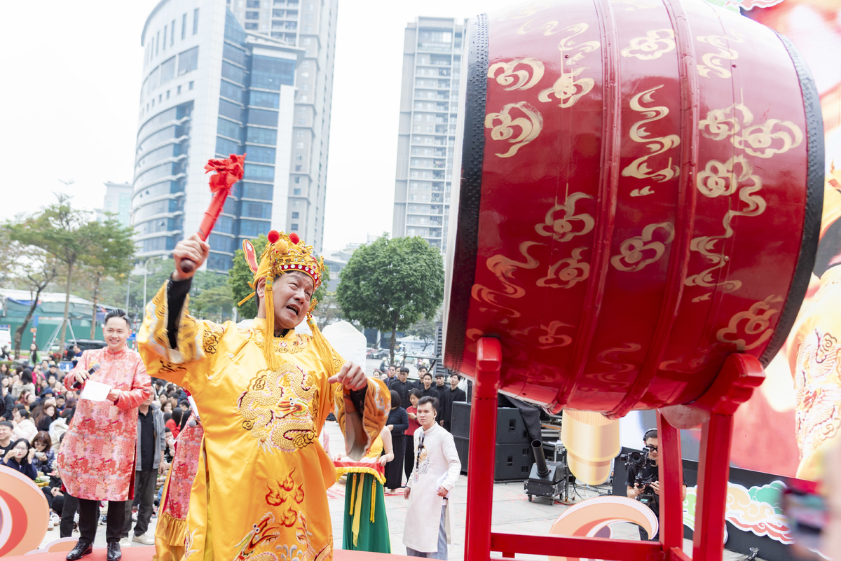 <p class="Normal" style="text-align:justify;"> Chủ tịch FPT Trương Gia Bình đã đúc kết 3 từ khóa chiến lược cho toàn Tập đoàn: "Đoàn kết - Công nghệ chủ quyền - Thần tốc".</p> <p class="Normal" style="text-align:justify;"> Tiếng trống hội vang lên giòn giã như lời hiệu triệu toàn quân tiến bước vào năm 2026 vươn mình thần tốc.</p>