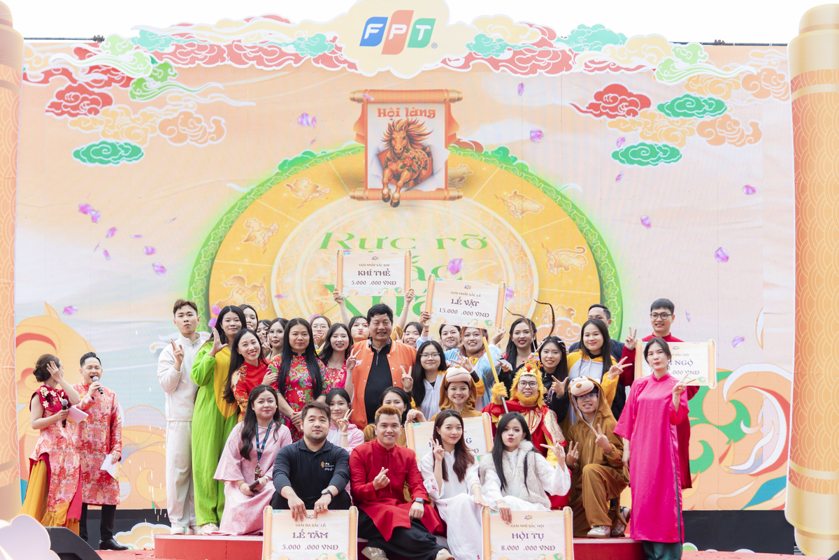 <p class="Normal" style="text-align:justify;"> Hội làng FPT 2026 khép lại trong niềm vui hân hoan với phần trao giải các hạng mục Sắc Lễ, Sắc Khí và Sắc Hội. Viễn thông FPT bội thu với cú hat-trick giải Nhất trong cả 3 phần thi, đánh dấu cú ăn 3 lần đầu tiên trong lịch sử Hội làng FPT.</p> <p class="Normal" style="text-align:justify;"> Khép lại Hội làng, người nhà F mang theo 'khí thiêng' hội tụ và 'chất' công nghệ tiên phong, sẵn sàng biến khát vọng 'lên mâm, lên đời' thành hiện thực trong năm mới.</p>