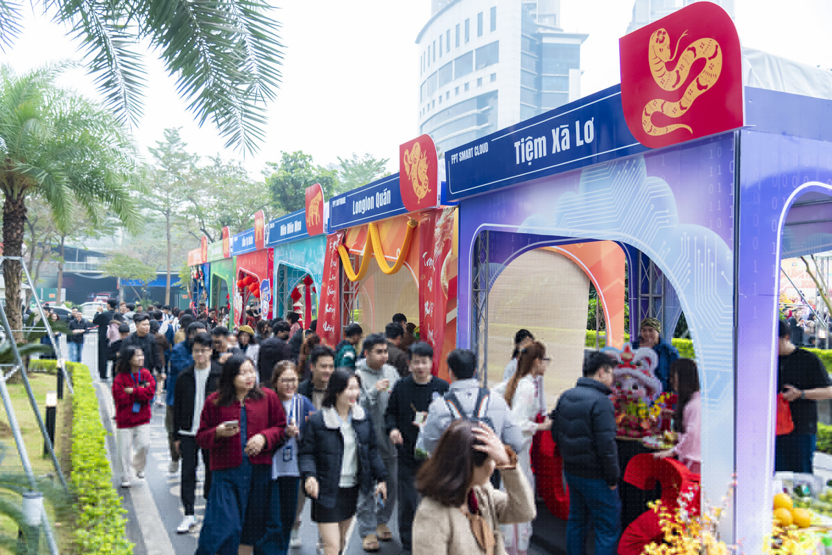 <p class="Normal" style="text-align:justify;"> Ngay sau phần lễ, không khí hội hè bùng nổ tại khu vực 9 gian hàng của các đơn vị thành viên. Mỗi gian hàng là một màu sắc riêng biệt, mang theo linh vật đại diện và những lễ vật độc đáo để "tranh tài" trước Ban giám khảo. Từ những mâm cỗ truyền thống đến các ý tưởng trưng bày phá cách, tất cả tạo nên một bức tranh Hội làng đa sắc màu, đậm chất sáng tạo của người FPT.</p>