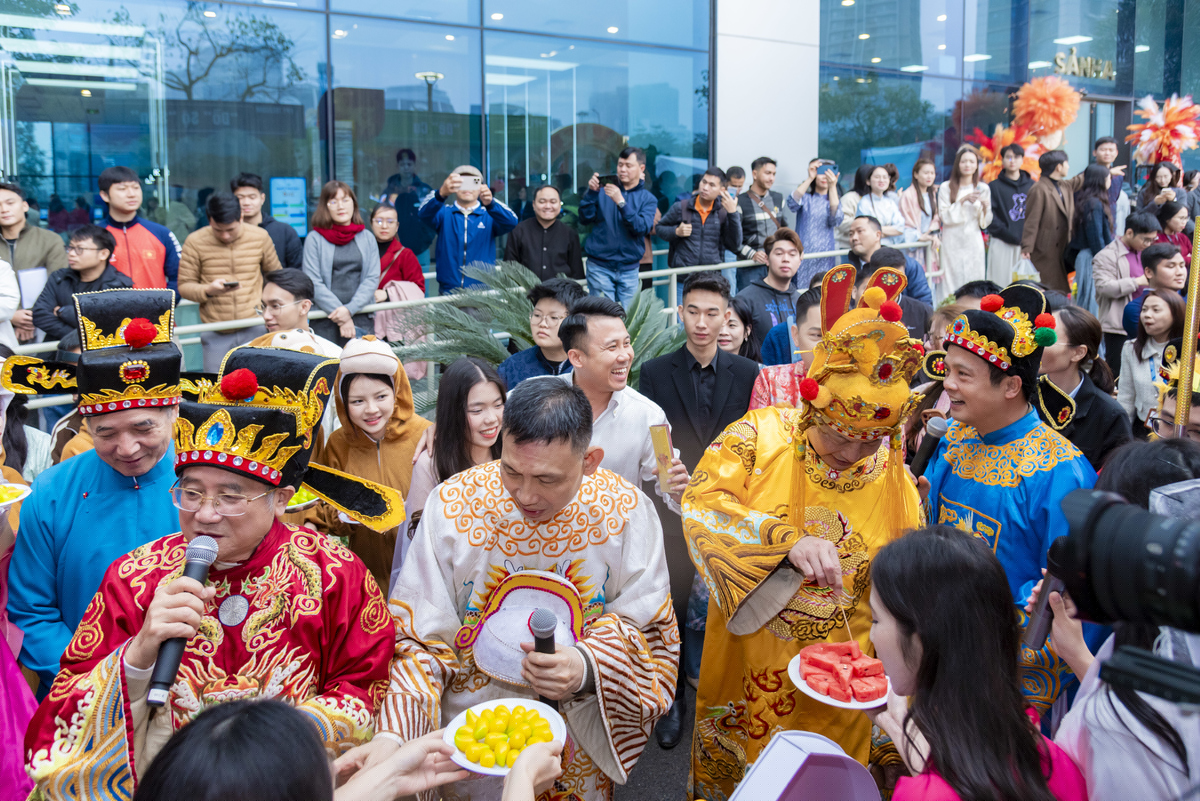 <p class="Normal" style="text-align:justify;"> Phần chấm điểm của Ban giám khảo mang lại những tràng cười sảng khoái cho người theo dõi. Ấn tượng nhất là FPT Online với concept Đám cưới Chuột cùng hoạt động gây quỹ, dành toàn bộ lợi nhuận cho quỹ “Thư viện cho em”. Synnex FPT lại gây tò mò với "Ngưu Canh Quán" treo đầu trâu nhưng bán thịt lợn.</p> <p class="Normal" style="text-align:justify;"> Trong khi Phần mềm FPT với quầy "Longlon”, mang tới món lòng lợn mềm mại, ngon dai, thì FPT IS lại khiến BGK thích thú với món dê hầm thuốc bắc đầy ẩn ý. Sự hóm hỉnh trong phần đối đáp giữa các "chủ quán" và lãnh đạo Tập đoàn đã khiến không khí thêm phần rôm rả.</p>