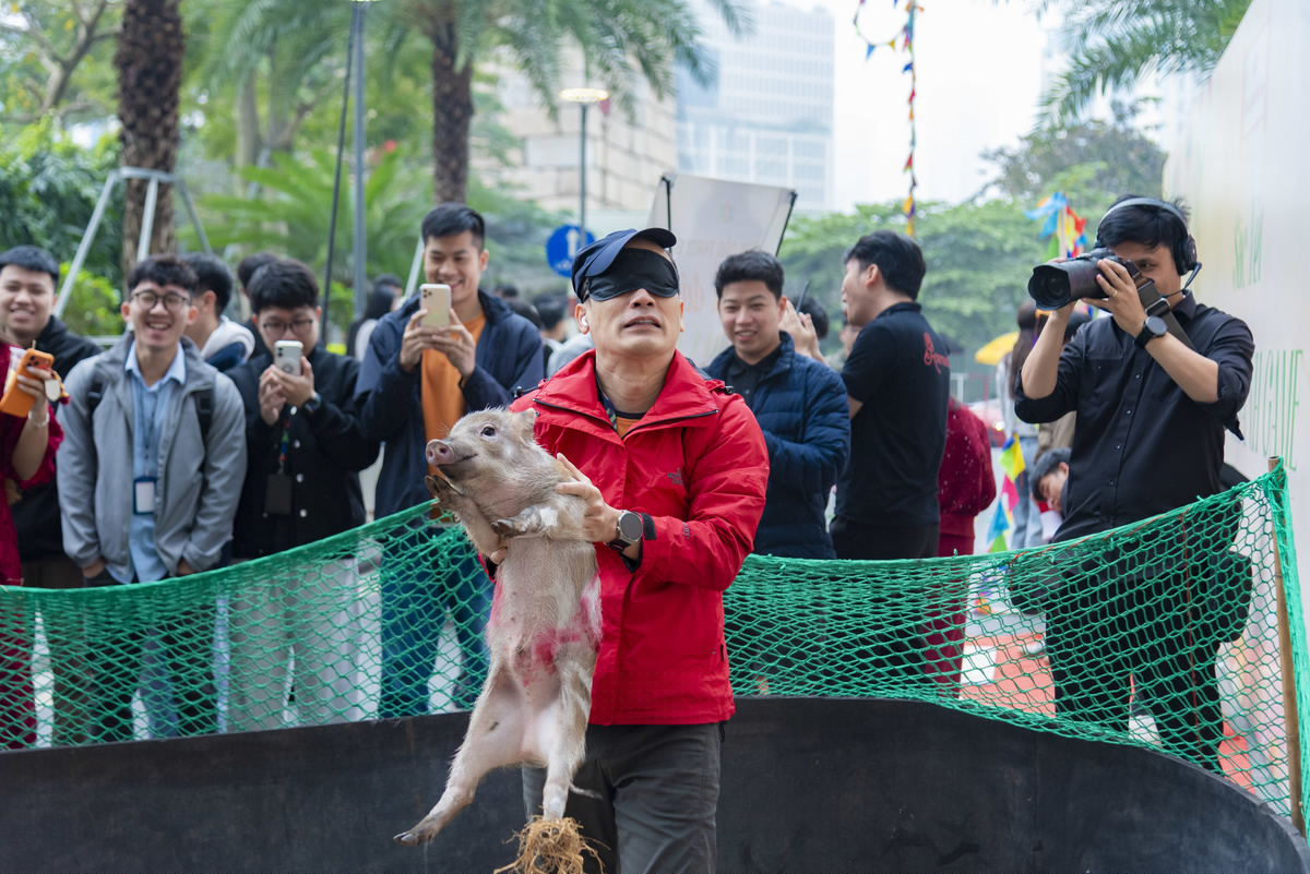 <p class="Normal" style="text-align:justify;"> Bên cạnh sân chính hội, khu vực trò chơi dân gian luôn giữ được sự chú ý của đông đảo người tham gia. Hàng dài người xếp hàng để thử sức với bịt mắt bắt lợn, ném còn, bầu cua. Những chú lợn con nhanh thoăn thoắt khiến người chơi "vã mồ hôi" nhưng cười không ngớt.</p> <p class="Normal" style="text-align:justify;"> Dù là người tham gia trực tiếp hay khán giả reo hò cổ vũ, tất cả đều hòa mình vào không khí lễ hội tưng bừng, tạm gác lại những deadline để tận hưởng trọn vẹn hương vị Tết giữa tiết trời se lạnh của mùa đông Hà Nội.</p>