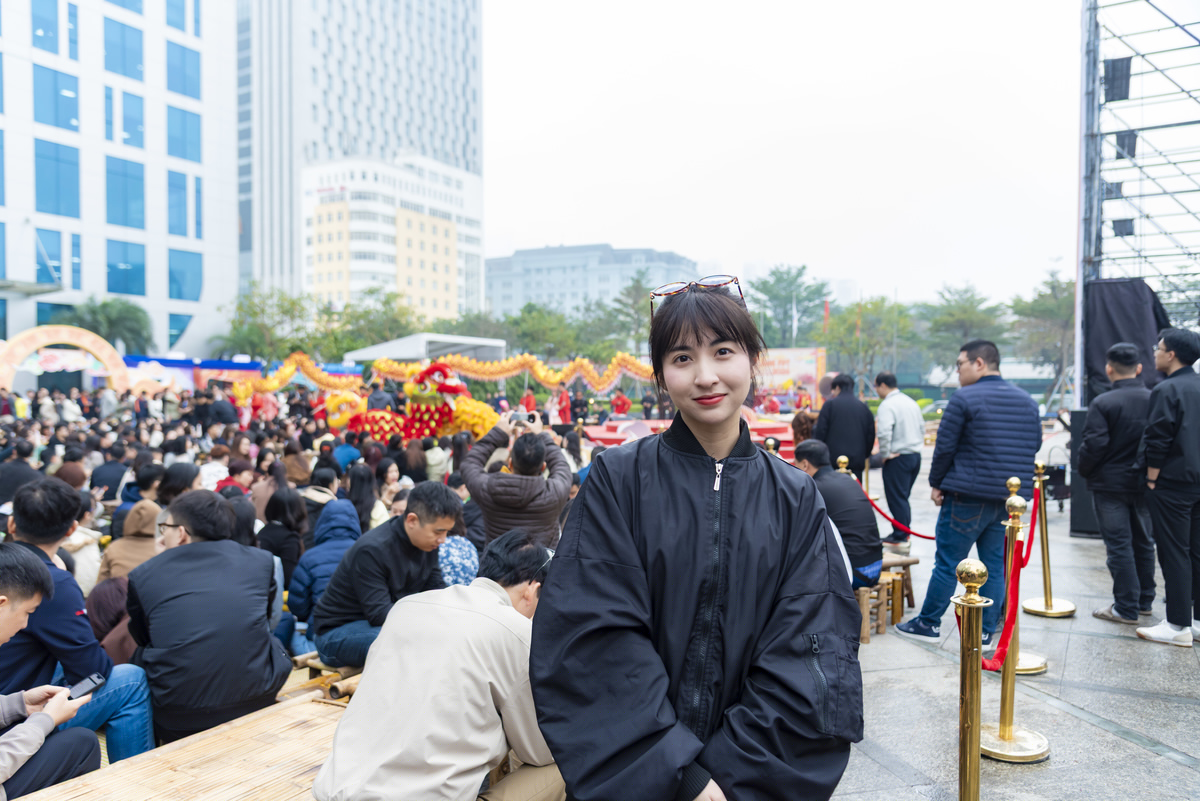 <p class="Normal" style="text-align:justify;"> Chia sẻ về những cảm xúc ấn tương, Mai Anh nhà Viễn thông FPT chia sẻ sự choáng ngợp trong lần đầu tham dự: "Hội làng FPT sôi động không thua kém gì hội ở quê tôi".</p> <p class="Normal" style="text-align:justify;"> Trong khi đó, anh Đức Thắng nhà Phần mềm FPT lại háo hức với màn gói bánh chưng và ẩm thực, coi đây là nguồn năng lượng để "chạy deadline" cuối năm.</p> <p class="Normal" style="text-align:justify;"> Với những người có kinh nghiệm 5 năm tham gia Hội làng như Tuấn Anh, Viễn thông FPT, sự kiện là dịp để team cùng diện áo dài, chụp ảnh và liên hoan tất niên, thắt chặt tình đồng đội.</p>