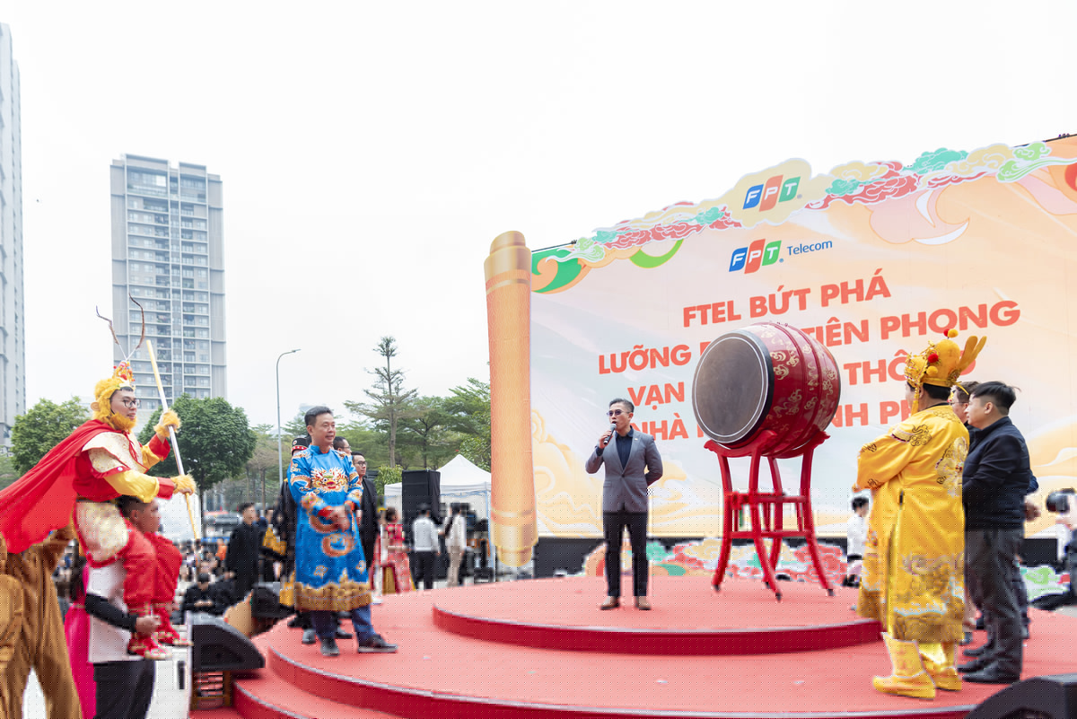 <p class="Normal" style="text-align:justify;"> Phần Sắc Khí đẩy không khí Hội làng lên cao trào khi các tướng lĩnh FPT lần lượt bước ra tiền đài, hô vang khẩu hiệu quyết chiến cho năm mới trong tiếng hò reo hưởng ứng của hàng ngàn "dân làng".</p> <p class="Normal" style="text-align:justify;"> Tổng Giám đốc FPT Software Phạm Minh Tuấn khiến cả sân khấu bùng nổ với bộ 5 từ khóa vừa dí dỏm vừa thực tế: "Lên mâm, lên đời, lên đỉnh - AI First" và "Lên lương, lên rừng - Human First" . Chủ tịch FPT IS Trần Đăng Hòa khéo léo huy động toàn quân hô vang quyết tâm "Toàn quốc mật phẩm - Phù Đổng vươn mình - Lớn nhanh như thổi", đánh dấu bước đi tiếp theo của đơn vị sau 30 năm.</p> <p class="Normal" style="text-align:justify;"> Tổng Giám đốc FPT Smart Cloud Lê Hồng Việt khẳng định khí chất "Công nghệ kết tinh - Rắn rỏi vươn mình - Tiến ra biển lớn", còn Chủ tịch FPT Telecom Hoàng Việt Anh lại nhấn mạnh vào chiến lược "Lưỡng dụng tiên phong - Vạn sự hanh thông - Nhà nhà hạnh phúc” cho nhà "Cáo".</p> <p class="Normal" style="text-align:justify;"> Bên cạnh khí thế công nghệ, các đơn vị thành viên khác mang đến Hội làng những màu sắc văn hóa và mục tiêu kinh doanh vô cùng đa dạng. Chủ tịch Synnex FPT Dương Dũng Triều gây ấn tượng mạnh khi đội mũ đầu trâu, chúc anh em "Cùng làm cùng xơi, cùng chơi cùng hưởng". Tổng Giám đốc Sendo Trần Hải Linh thực tế hơn cả với mong ước "Cắt nghèo - kéo lãi - Tết giàu to".</p> <p class="Normal" style="text-align:justify;"> Ở khối Giáo dục, Tiến sĩ Lê Trường Tùng mượn hình tượng gà trống gáy sáng để gửi gắm thông điệp "Tăng trưởng - Đồng hành - Vươn mình" . Xen lẫn là sự quyết liệt của Tổng Giám đốc Bán lẻ FPT Hoàng Trung Kiên với mục tiêu "Thần tốc - Nâng tầm - Tin cậy"; sự hào hứng của CEO FPT Online Ngô Mạnh Cường với "Mã đáo thành công - Đổi mới không ngừng - Tưng bừng hạnh phúc” và lời tuyên bố “Mão: Mở đường - AI first - Ôm biển lớn, Base: Đại cát - Bền chí - Vượt đại dương” đầy bản lĩnh của Chủ tịch Base Phạm Kim Hùng.</p>