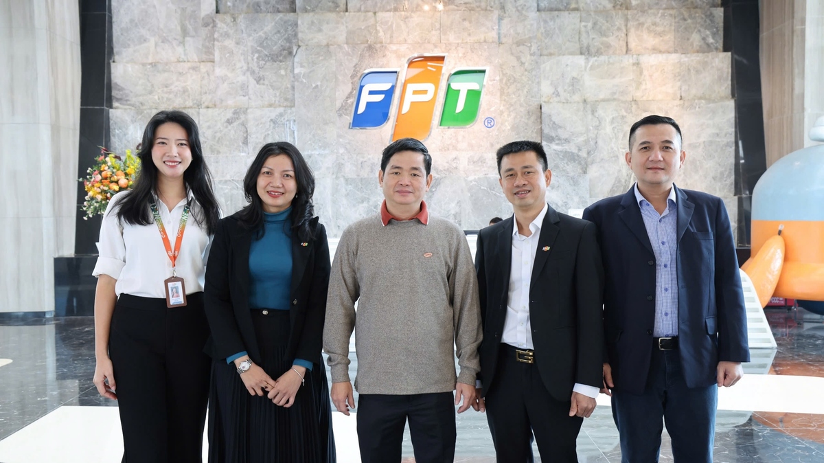 <p class="Normal" dir="ltr" style="text-align:justify;"> Quyết định rời xa nắng ấm phương Nam để ra Bắc lập nghiệp, sau 8 tháng, Lâm Quế Phi tự nhận thấy mình đã "lột xác" với ba từ khóa: Bình tĩnh - Chuyên nghiệp - Mạnh dạn. Môi trường mới đã tôi luyện cho cô gái trẻ sự bản lĩnh để bước ra khỏi vùng an toàn.</p> <p class="Normal" dir="ltr" style="text-align:justify;"> Quế Phi hiện công tác tại FPT IS với vị trí chuyên viên đối ngoại - FPT Customer Care &lpar;FCR&rpar;. Trong hành trình “Be Global” của FPT IS, FCR đóng vai trò đảm bảo trải nghiệm khách hàng toàn diện, chuẩn hóa quy trình đón tiếp và nâng cao hình ảnh thương hiệu qua từng hoạt động kết nối đối tác trong và ngoài nước.</p>