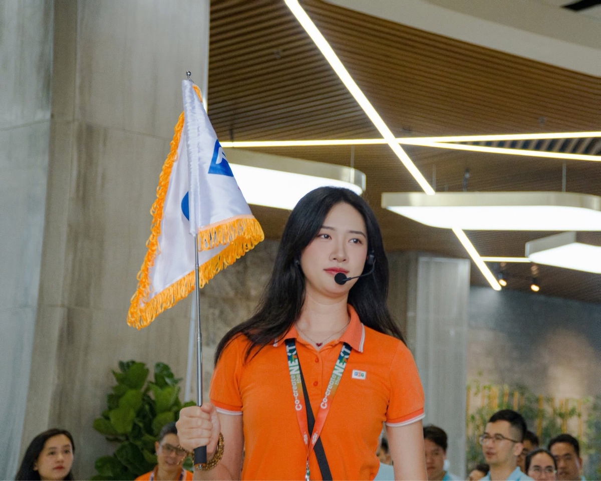 <p class="Normal" style="text-align:justify;"> Với Lâm Quế Phi, trở về dịp Tết không phải là quay lại vạch xuất phát, mà là mang về một phiên bản tốt hơn của chính mình. Đi thật xa để thấy mình mạnh mẽ, và trở về để biết mình luôn có một nơi yêu thương để thuộc về.</p>