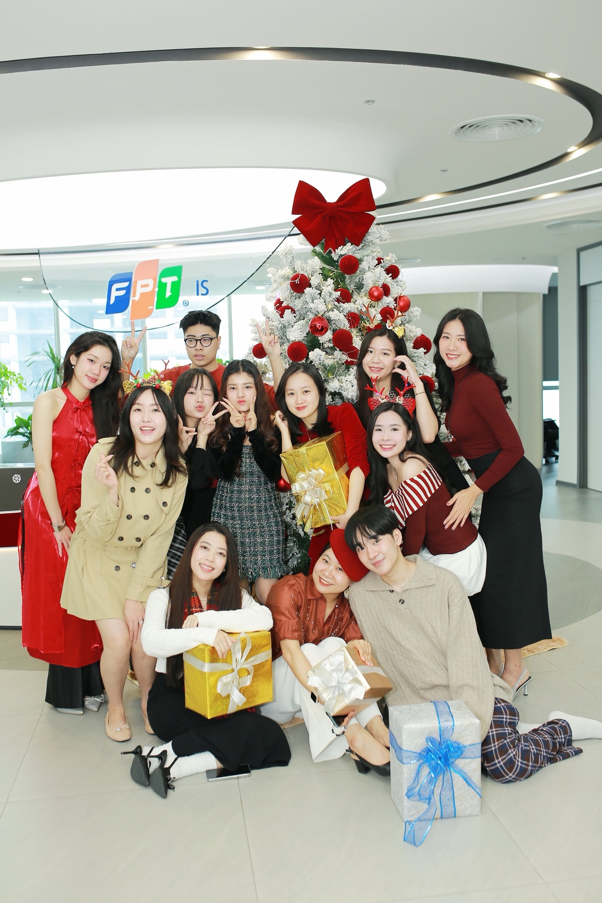 <p class="Normal" style="text-align:justify;"> Lần đầu chạm mặt mùa đông Hà Nội, cái lạnh "cắt da" bất chợt khiến Phi ngỡ ngàng. Nhưng nhờ những bí kíp "truyền đời" từ đồng nghiệp đi trước, Phi đã nhanh chóng thích nghi, học cách ủ ấm bản thân và tận hưởng cái rét ngọt đặc trưng phương Bắc.</p>