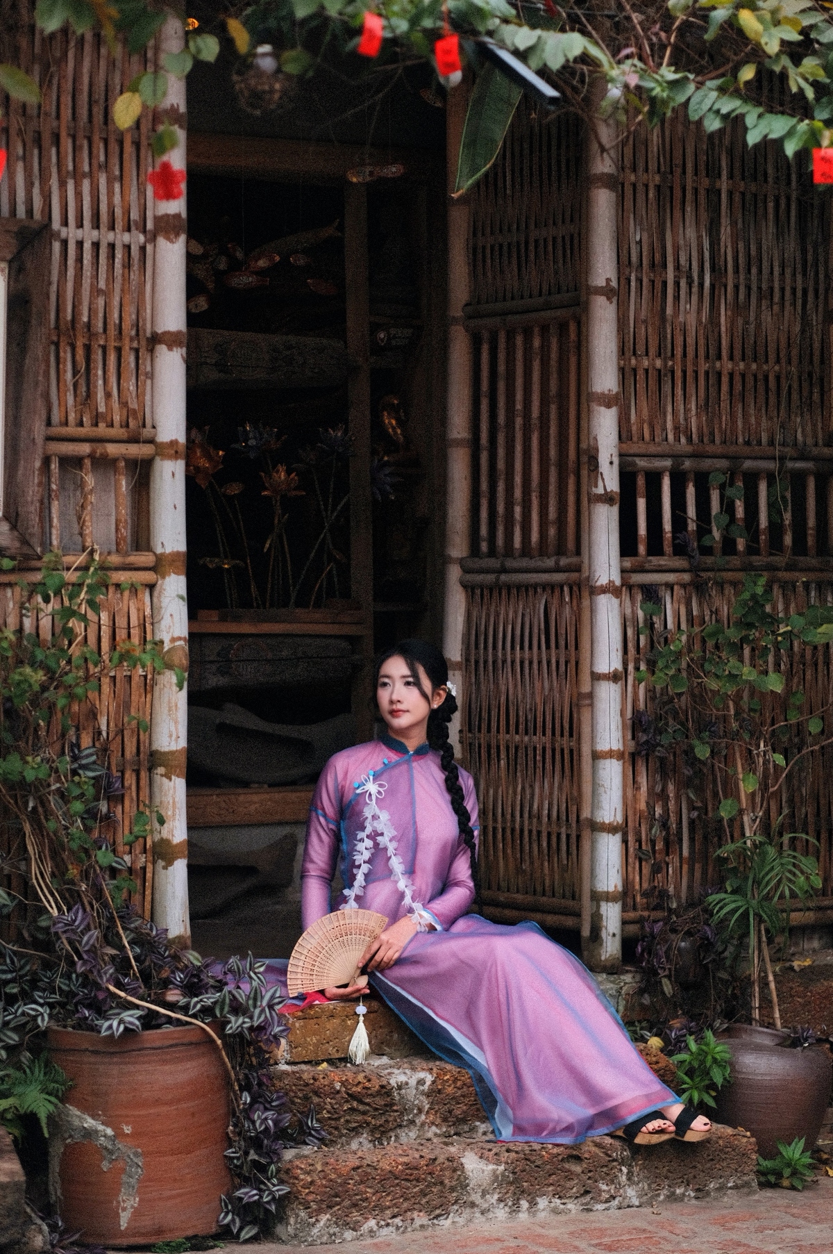 <p class="Normal" style="text-align:justify;"> Đặt chân xuống Tân Sơn Nhất, cởi bỏ lớp áo khoác dày cộp để đón cái nóng ẩm quen thuộc, Phi thốt lên: "Chính xác là đây rồi!". Đó là cảm giác thân thuộc, dễ chịu mà chỉ quê hương mới có thể mang lại.</p>