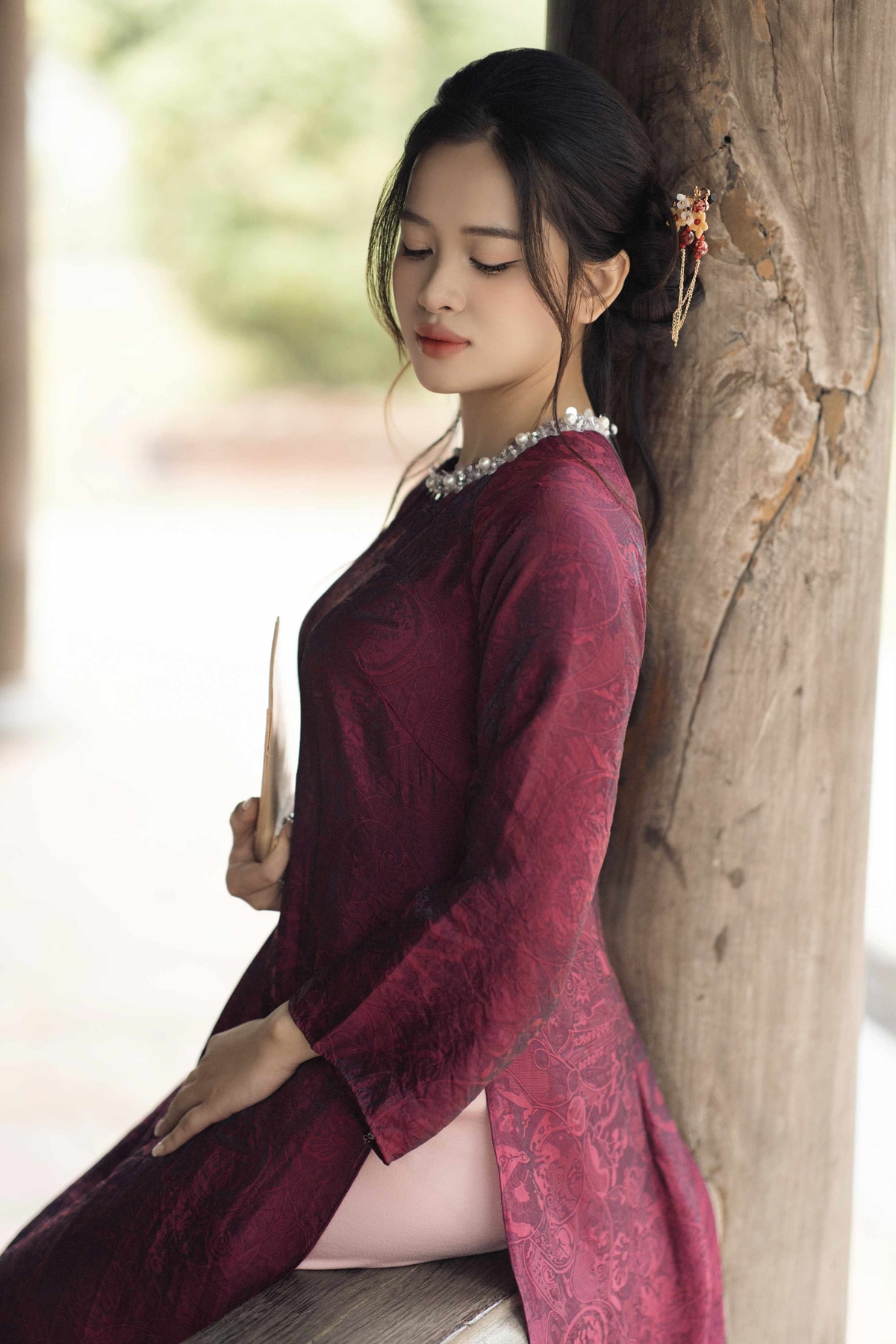 <p> <span><span>Dù nhịp sống bận rộn, Thanh Lan không xem việc giữ gìn không khí Tết là điều quá áp lực. Với cô, Tết đôi khi bắt đầu từ những điều rất giản dị. “Chỉ cần vài cành đào, quất, sắm sửa cho các cháu vài bộ áo dài thế là xuân rồi".</span></span></p>