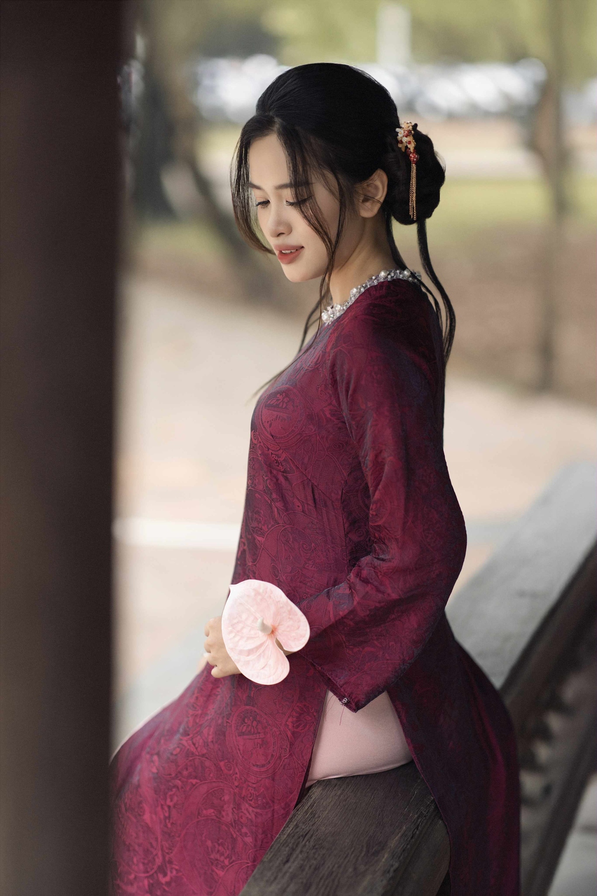 <p> <span><span>Trong khung cảnh trầm mặc của một ngôi chùa những ngày xuân, Thanh Lan xuất hiện với tà áo dài thướt tha, nhẹ nhàng mà nổi bật. Đây là năm thứ ba liên tiếp cô thực hiện bộ ảnh áo dài Tết - một “nghi thức” nhỏ nhưng đều đặn, như cách cô đánh dấu sự trưởng thành của mình qua từng năm. </span></span></p> <p> <span><span>“Những dịp khác nếu có cơ hội mình tôi chụp áo dài rất nhiều. Tôi thường chọn không gian mang hơi thở truyền thống như Văn Miếu, kinh thành Huế, nhà cổ hoặc đường hoa… vì phù hợp với vibe &lpar;phong thái&rpar; phụ nữ Việt Nam dịu dàng, đằm thắm,” Lan chia sẻ</span></span></p>