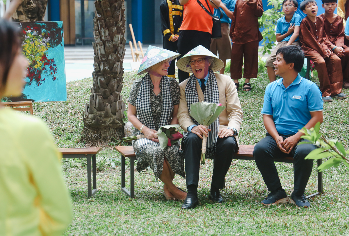 <p> Công tước và phu nhân được các em nhỏ tặng nón lá, quàng khăn rằn và tặng bó hoa sen, tất cả đều mang đậm dấu ấn văn hoá Việt.</p>