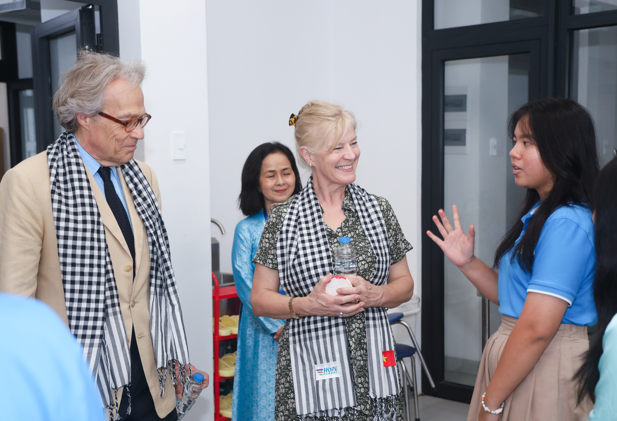 <p class="Normal"> Đặc biệt, Công tước tỏ ra thích thú khi thưởng thức những chiếc bánh quy thơm ngon do chính tay các bạn nhỏ tự làm. Hoạt động trải nghiệm làm bánh xà bông thủ công cũng mang lại nhiều tiếng cười. Công tước quan sát, đặt câu hỏi và bày tỏ sự ngưỡng mộ trước sự khéo léo, sáng tạo của các em học sinh.</p>