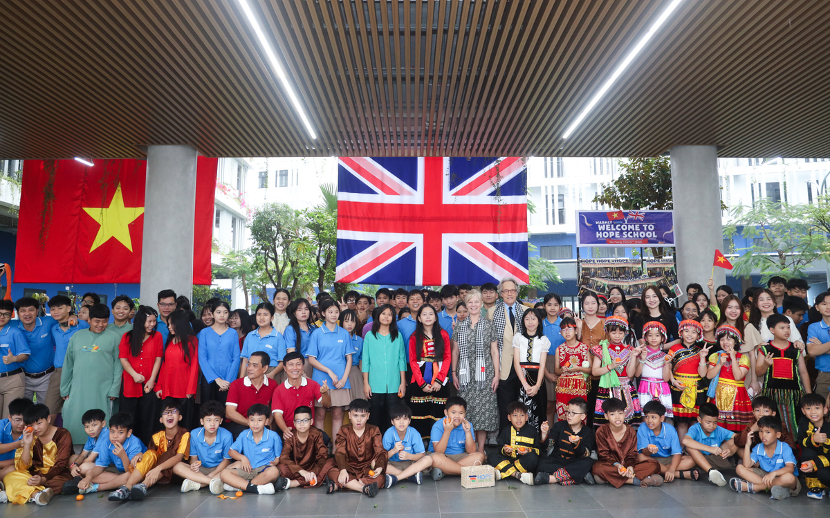 <p> <span id="docs-internal-guid-a02ba73f-7fff-29f0-5f36-82e53b9996c9"><span>Khoảnh khắc chia tay diễn ra trong lưu luyến, các em học sinh dành những cái vẫy tay và nụ cười thân thiện, khép lại một chuyến thăm đầy ý nghĩa, chạm cảm xúc và để lại nhiều ấn tượng đẹp trong những ánh mắt trẻ thơ của các em.</span></span></p>