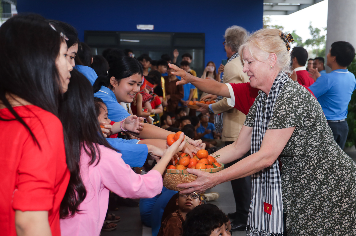 <p class="Normal"> Trước khi rời Trường Hy vọng, Công tước và phu nhân đã ký tặng tranh lưu niệm, gửi tặng các em những mâm quýt ngọt thơm như một món quà tinh thần dành cho thầy cô và học sinh nơi đây.</p>