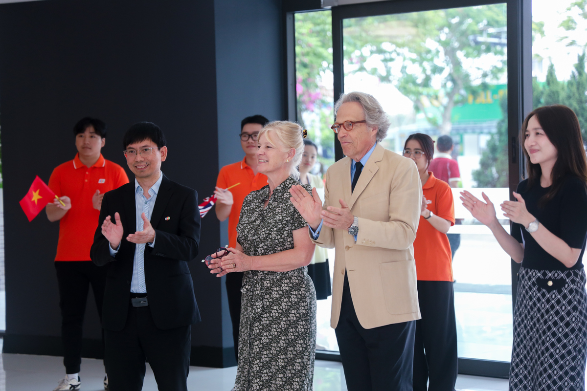 <p> Đến thăm trụ sở FPT Complex, <span>lãnh đạo và CBNV FPT </span><span>đón tiếp trọng thị </span><span id="docs-internal-guid-3faebf45-7fff-5cd4-caf6-cfd73f4b8f61"><span>Công tước xứ Richmond và phu nhân với cờ, hoa và tiết mục múa mang đậm văn hoá Việt. </span></span></p>