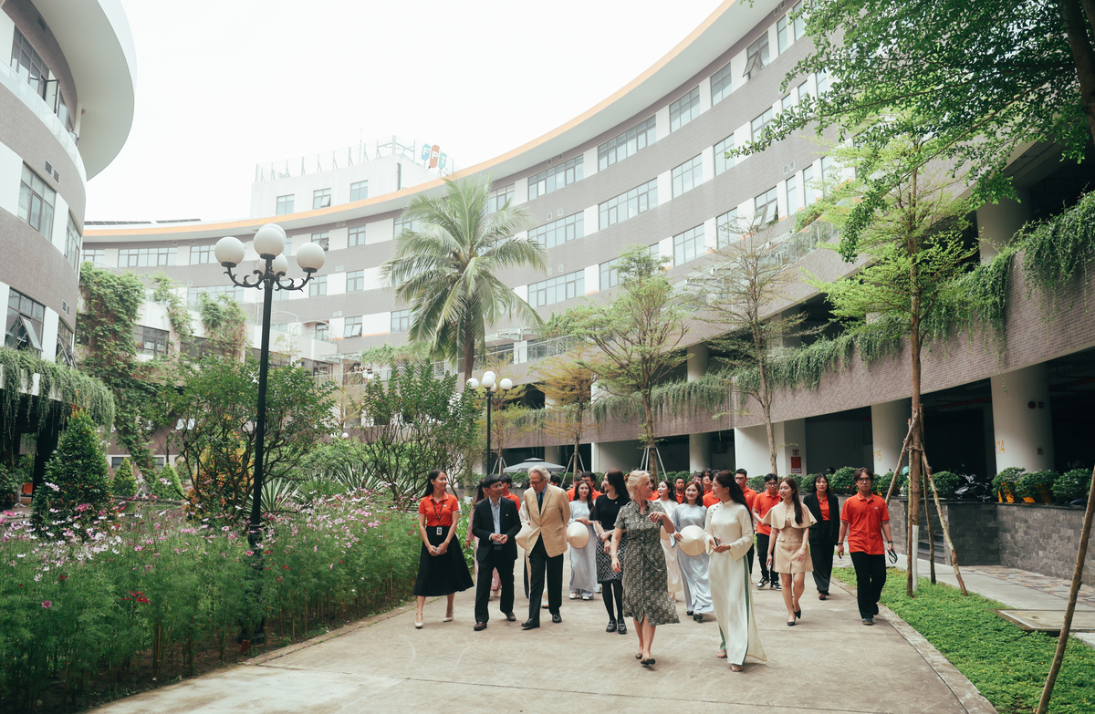 <p class="Normal" dir="ltr"> Dẫn đoàn thăm một vòng khuôn viên toà "trống đồng" FPT Complex, anh Nguyễn Tuấn Phương, Giám đốc Phần mềm FPT Đà Nẵng, trực tiếp giới thiệu về không gian làm việc hiện đại, định hướng phát triển công nghệ cũng như những nét văn hóa đặc trưng làm nên bản sắc FPT.</p>