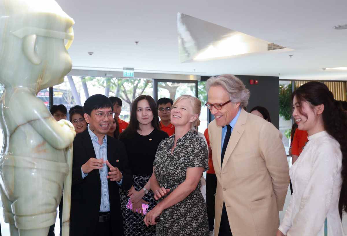 <p> <span>Công tước xứ Richmond và phu nhân thích thú với hình tượng Cuder đặt ngay sảnh toà nhà F-Complex, đặc biệt khi biết ý nghĩa sâu xa của bức tượng.</span></p>