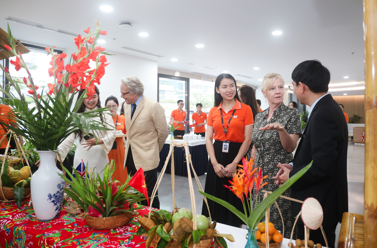 <p> <span id="docs-internal-guid-a88c4c35-7fff-4908-3ec8-5806468ae931"><span>Trong không khí cởi mở và thân thiện, Công tước bày tỏ sự quan tâm đặc biệt tới môi trường làm việc, văn hoá, con người tại FPT. Ông cùng phu nhân thưởng thức một vài sản vật đặc trưng của Việt Nam, trong đó rất ấn tượng với nước dừa. </span></span></p>