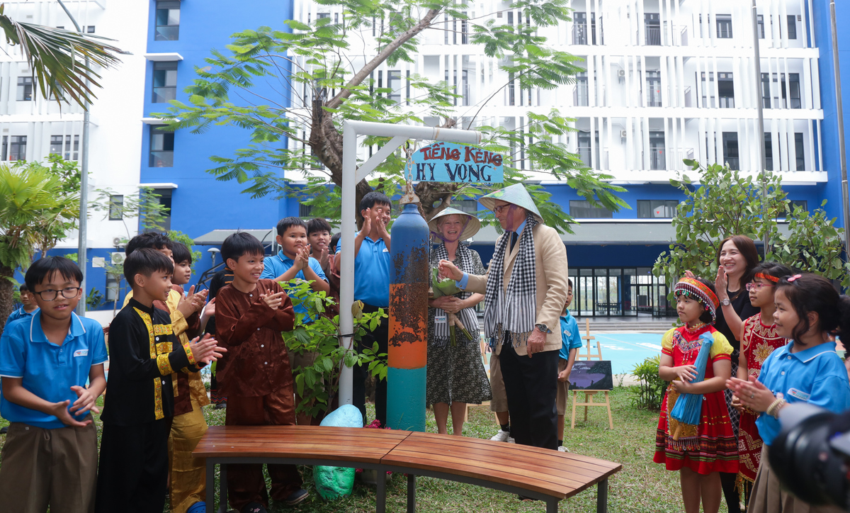 <p> <span id="docs-internal-guid-22f8f1f5-7fff-2d6a-2966-20919af72eba"><span>Cũng trong chiều cùng ngày, Công tước xứ Richmond và phu nhân đã đến thăm Trường Hy vọng, đánh hồi kẻng khởi đầu cho một buổi giao lưu với nhiều cảm xúc, chạm đến yêu thương. </span></span></p>