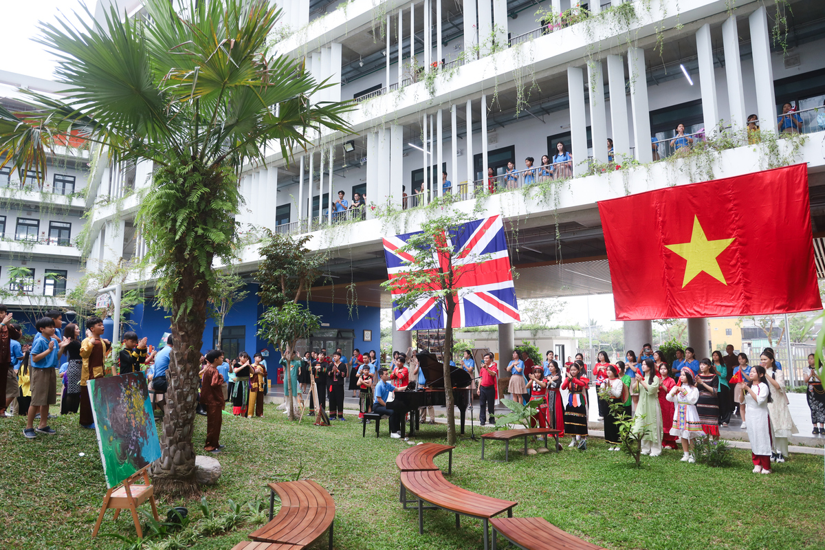 <p> <span id="docs-internal-guid-84478f9a-7fff-087e-9e36-caf58fbdf31b"><span>Các học sinh Hope School trong trang phục truyền thống của nhiều dân tộc Việt Nam còn gửi tặng Công tước những làn điệu dân ca mượt mà, những bài hát trong trẻo và màn biểu diễn điệu nhảy trống cơm đầy sinh động. </span></span></p>