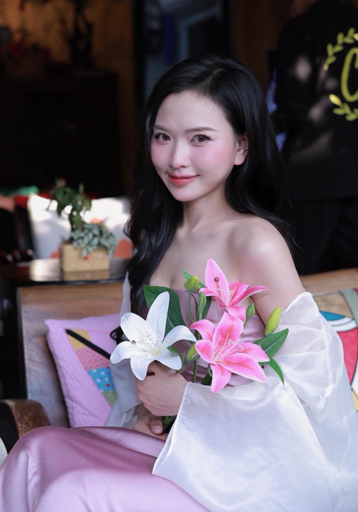 <p class="Normal" style="text-align:justify;"> Còn với Nguyễn Xuân Thanh Uyên <span>&lpar;Phòng Thương hiệu Tuyển dụng, Trung tâm Thu hút Nguồn nhân lực&rpar;,</span><span> mỗi người phụ nữ tại nhà Viễn thông đều mang trong mình nét bản lĩnh ẩn sau vẻ dịu dàng, mềm mại. Với Uyên, các chị em chính là những đóa hoa ly ngát hương, không ngừng lan tỏa năng lượng tích cực và vẻ đẹp riêng biệt cho đại gia đình chung. Trong cột mốc 30 năm đầy tự hào của Viễn thông FPT, hình ảnh ấy càng trở nên ý nghĩa hơn bao giờ hết. Đó là một hành trình bền bỉ, kiên cường để cùng nhau rực rỡ và tiếp tục "nở hoa" trên những chặng đường phía trước.</span></p>